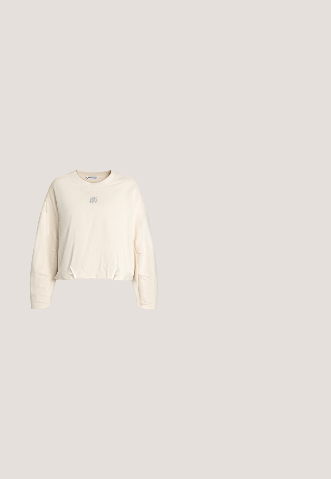 Off-White langärmliges Crop-Sweatshirt mit Rundhalsausschnitt und kleinem silbernem DKNY-Logo, mittig unter dem Ausschnitt.; Weißes ärmelloses geripptes Tanktop mit kleinem roten und schwarzem Calvin Klein Logo, zentriert unterhalb des Halsausschnitts.; Jeanswickelrock in metallischem Gold. Mit Schlaufenverschluss, unregelmäßigem Saum und subtiler Textur mit einem leicht abgetragenen Aussehen.; Braune Wildleder-Stiefelette mit elastischen Seiteneinsätzen und Zugschlaufen. Sie verfügt über eine runde Zehenpartie und einen stabilen, klobigen schwarzen Absatz.; Cremfarbener rechteckiger Tote-Bag mit langen schlanken Griffen und subtiler texturierten Muster auf der glatten Oberfläche.; Silberne Kettenarmband mit einem herzförmigen Anhänger, der mit klaren Strasssteinen besetzt ist, und einem Verschluss mit Logo-Details.