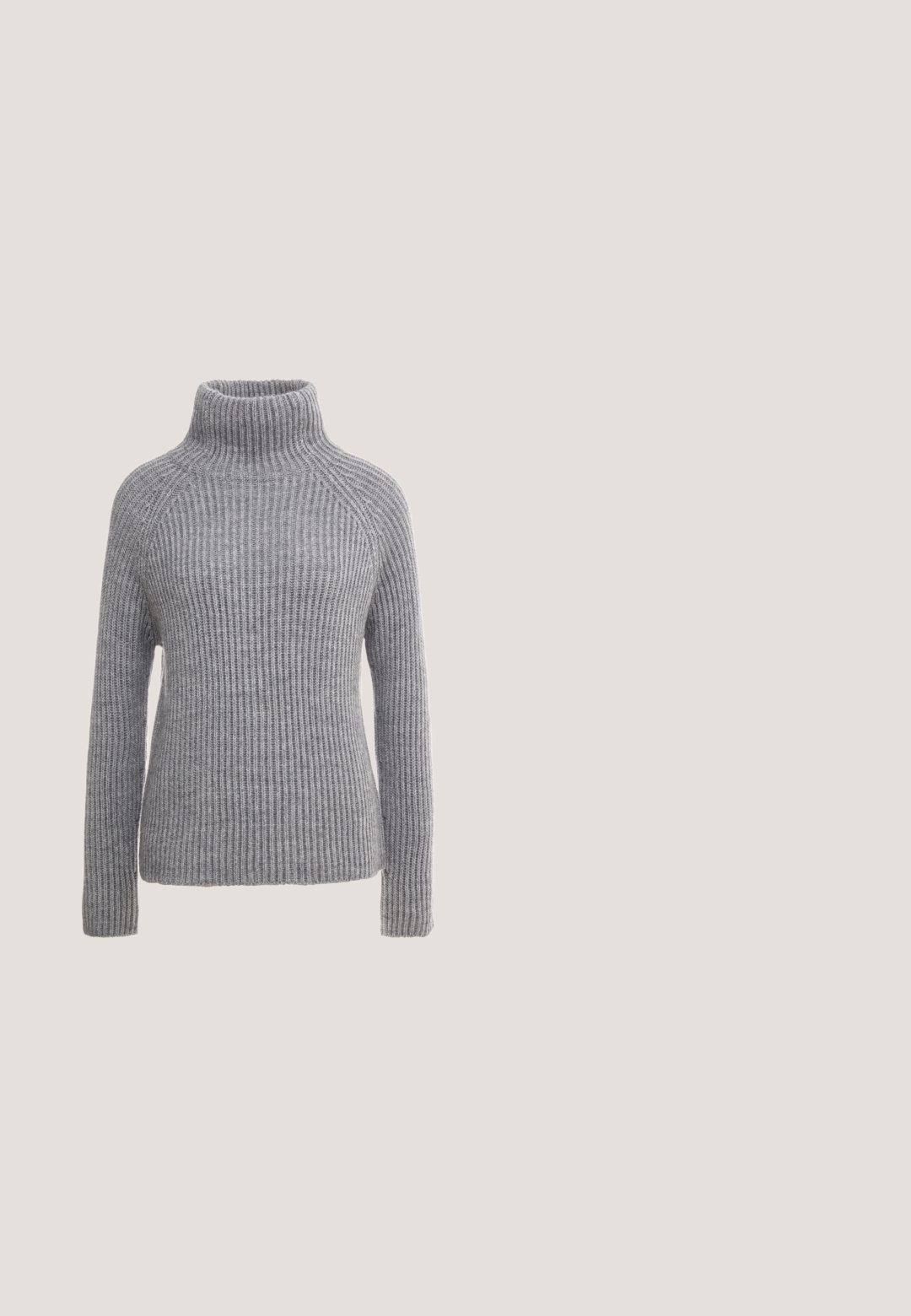 Suéter gris de punto con un alto cuello de tortuga, textura acanalada y mangas largas. Presenta costuras raglán y una silueta ajustada.; Camisa de manga larga color crema con botones, cuello puntiagudo y lazos atados en los puños sobre un fondo claro.; Pantalones anchos de color verde oliva, confeccionados en algodón, con un patrón floral oscuro, cierre de botón y dobladillo recto.; Bailarina en patrón de piel sintética de serpiente con tonos marrones y negros. Cuenta con una correa negra y un detalle de herrajes dorados. Textura suave.; Bolso de hombro de satén color crema con dos nudos trenzados negros en la correa y cierre visible con cremallera.; Collar de plástico verde transparente con múltiples acentos de piedras verdes, adornado con anillos en tono de oro rosado alrededor de las piedras.