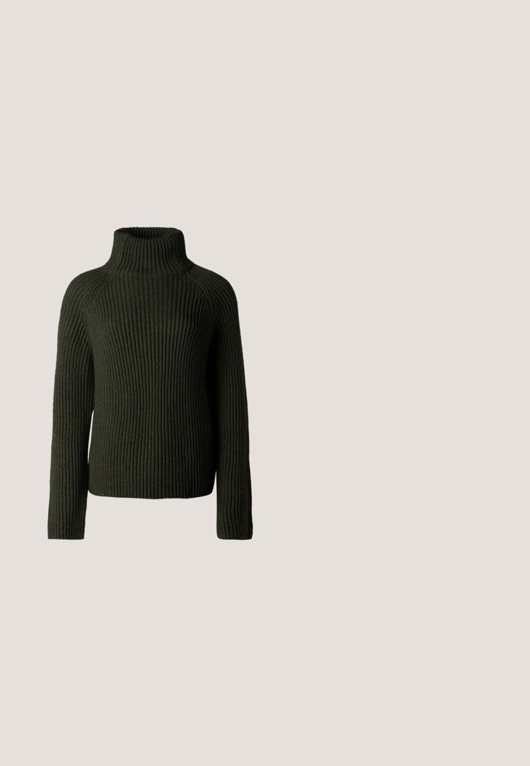 Jersey de cuello alto en verde oscuro con relieve, de mangas largas y corte relajado. Fabricado en un material de punto texturizado que ofrece calidez y comodidad.; Top rosa de tirantes con un diseño ajustado, que presenta un cuello redondo y textura acanalada. Sin patrones ni acentos presentes.; Falda midi beige con cintura alta y plisados frontales, silueta acampanada y tela lisa.; Zapato slingback marrón brillante con tacón bajo y delgado estilo kitten heel, punta afilada, sobre fondo blanco.; Even&Odd Bolso de mano - brown; Dos pares de pendientes de aro geométricos en tono dorado sobre una superficie blanca lisa, un par cuadrados y sólidos, un par rectangulares y huecos.
