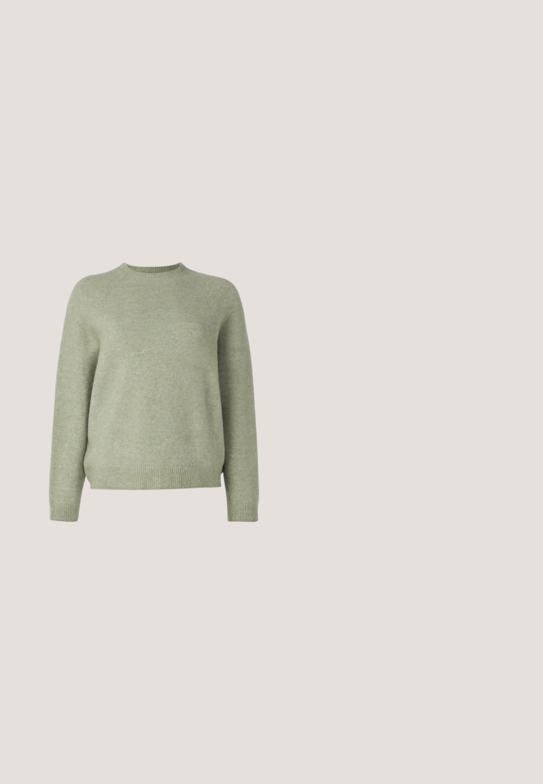 DRYKORN PEMIRI - Pullover - green; Chemise en denim bleu clair, courte, à manches longues, avec fermeture à boutons et col classique. Comprend des détails de couture et une texture douce.; Pantalons larges beige en mélange de coton ; avec plis à l'avant, coupe droite et passants de ceinture. Texture lisse, sans motifs.; Chaussure plate beige à bout pointu avec bride arrière, petit talon noir et finition en cuir lisse, vue de côté sur un fond uni.; Sac à main rectangulaire de couleur crème avec une seule sangle et une fermeture éclair sur le dessus, comportant une petite plaque de logo embossé à l'avant.; Boucles d'oreilles en acrylique transparent avec accents dorés, présentant un design incurvé et un fermoir transparent. Texture lisse, style minimaliste.