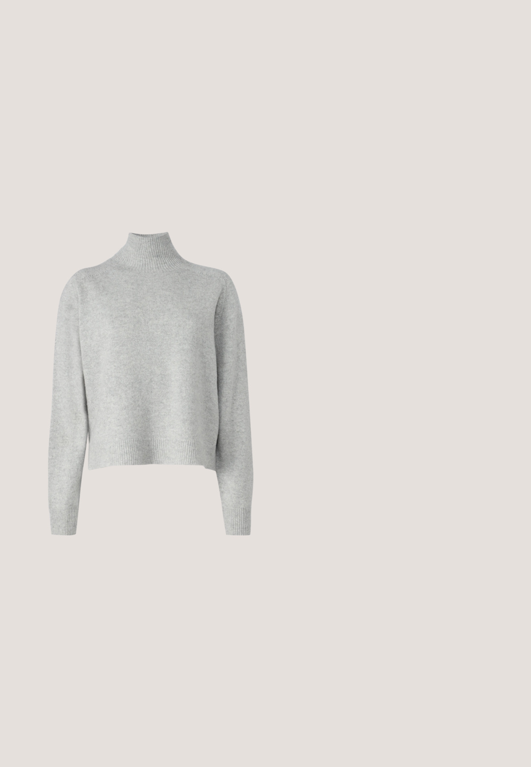 Suéter de cuello alto gris claro, hecho de una suave tela de punto, con mangas largas y dobladillo y puños acanalados. Sin patrones ni detalles metálicos.; Minifalda de denim negro con cierre de botón en la parte delantera, pasadores para cinturón y dos bolsillos frontales. Textura suave con un ligero brillo.; Mule tipo slip-on de cuero negro de Calvin Klein con tacón de bloque descansando sobre baldosas de madera al aire libre cerca de una planta verde y una pared gris.; Gafas de sol negras con un diseño elegante y angular, lentes oscuros y un logo plateado en contraste en el lateral. Textura de plástico suave.; Bolso rectangular negro de Calvin Klein con una única correa superior, dije con el logo plateado y un pequeño cierre de solapa en la parte frontal.; Par de pendientes de metal con acabado plateado y diseño abstracto de bucles entrelazados sobre un fondo blanco.