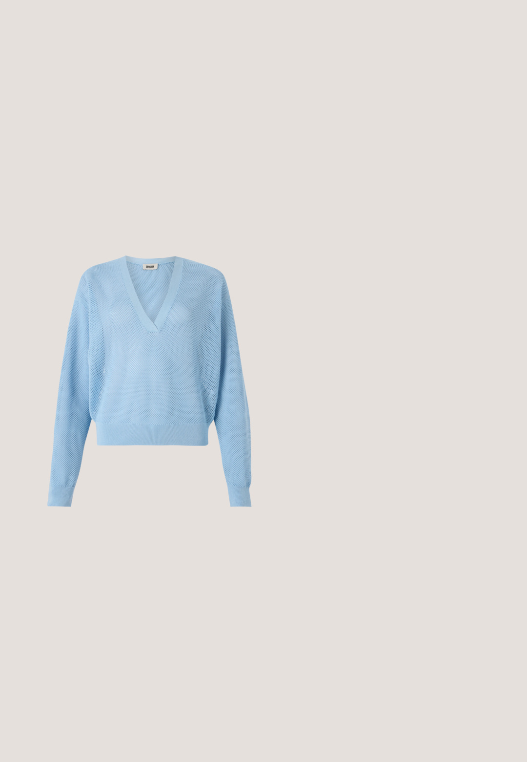 Lysblå strikket sweater med V-hals og lange ærmer. Struktureret mesh-mønster gennem hele trøjen, med ribbet manchetter og kant.; Hvid t-shirt med korte ærmer og rund halsudskæring med lille broderet logo på venstre bryst.; Lyseblå plisserede bukser med et skræddersyet snit, lavet af et glat stof. Har lige ben og en taljebånd i midten.; Beige læder højhælede sko med spids tå og en slank 7 cm hæl. Glat overflade og minimalisk design uden synlige udsmykninger.; Beige rektangulær håndtaske med to lange håndtag og et lille gyldent logo foran i midten mod en ensfarvet baggrund.; Lilla harpiks hoop øreringe med sølvfarvede metal accenter. Rund form med en glansfuld overflade, der har en sikker hængselåse.