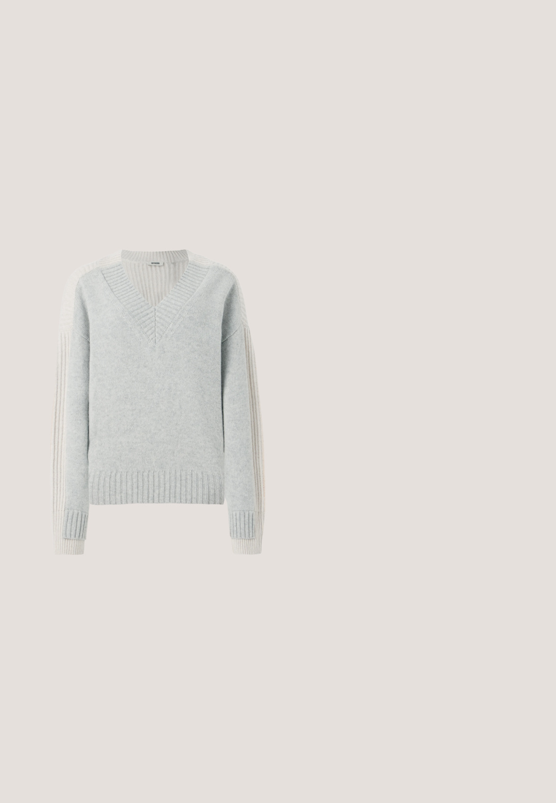 DRYKORN PASELIA - Strickpullover - grey; Schwarzes ärmelloses Tanktop aus geripptem Stoff, mit rundem Ausschnitt und figurbetontem Design, glatter Textur und ohne Muster.; Schwarzer plissierter Midirock mit geripptem Bund, aus strukturiertem Stoff, mit seitlichem Schlitz und vertikalen Linien im gesamten Design.; Schwarzer Lederstiefel bis zur Wade mit spitzer Spitze und niedrigem schrägem Absatz vor einfachem hellem Hintergrund.; Kleine zylindrische beige Lederhandtasche mit zwei Griffen, einem abnehmbaren Schulterriemen und Calvin Klein-Logo auf der Vorderseite.; Paar silberfarbene Metallohrringe mit abstraktem ineinandergreifendem Schlaufen-Design auf weißem Hintergrund.