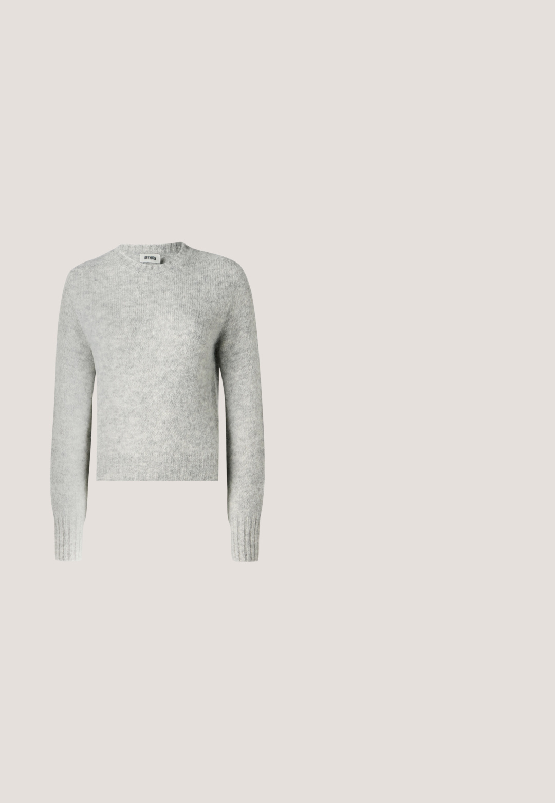 Pull cropped gris clair en maille douce, avec un col rond et des poignets côtelés. Aucun motif ou embellissement notable.; T-shirt en coton noir à manches courtes avec un grand cœur rose brillant au centre, dont des gouttes semblent couler.; Jean en denim bleu à coupe droite, taille mi-haute, légères marques d'usure et style classique à cinq poches. Détail minimaliste dans l'ensemble.; Bottine en cuir noir avec un bout pointu, un talon aiguille fin, et une finition lisse et épurée. Détail de fermeture éclair à l'arrière.; Sac cabas en cuir noir avec deux poignées et petit logo doré "HUGO" en bas à droite, posé sur un fond blanc.; Boucles d'oreilles créoles dorées avec une surface lisse et brillante et un design simple. Elles sont dotées d'une fermeture par épingle et agrafe pour un maintien sécurisé.