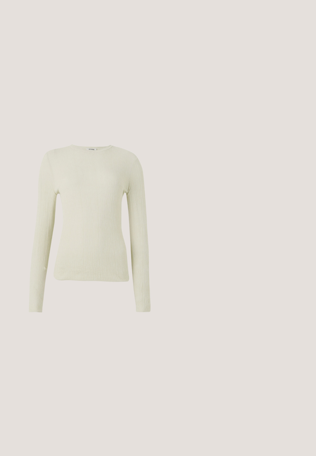 Top de manga larga ajustado en tejido texturizado verde claro con cuello redondo. Superficie lisa con un sutil acanalado, sin hardware visible ni acentos.; Top sin mangas que presenta un estampado de leopardo en tonos de marrón y negro, con una tela suave y ligera y un escote redondeado.; Pantalones de pierna ancha negros con una textura suave, que presentan una cinturilla alta y sin cierres visibles. Diseño simple y limpio.; Zapato slingback de cuero negro con punta puntiaguda, tacón bajo de bloque y hebilla plateada en la correa, mostrado de perfil sobre fondo blanco.; Bolso negro en forma de media luna con correa delgada ajustable para el hombro, detalle de cadena dorada y logo dorado "KZ" en el frente.; Pendientes de oro con colgantes en forma de corazón, acentuados por una fila de pequeños pedrería en el aro. Superficie reflectante y lisa.