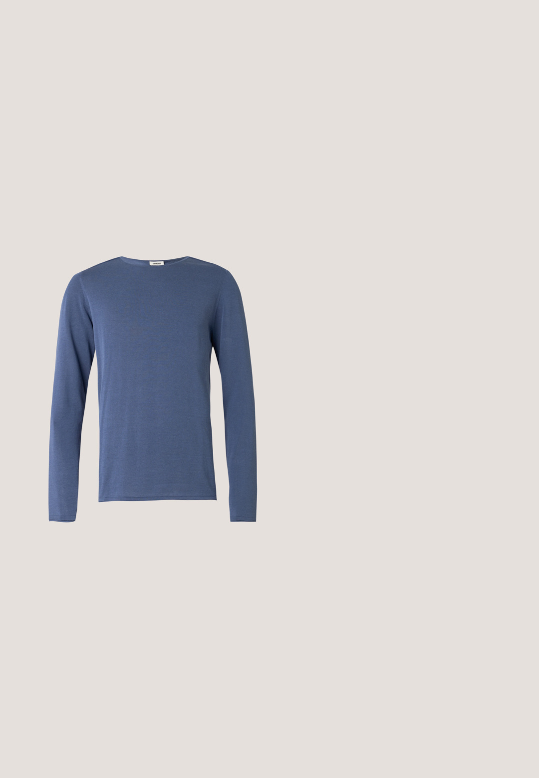 Chemise à manches longues et col rond de couleur bleue moyenne. Fabriquée en tissu doux avec une texture subtile. Coupe droite et détails minimalistes.; Chemise marine à boutons avec un tissu texturé et à motif comprenant des accents blancs. Col à revers, manches longues avec une coupe décontractée. Boutons argentés visibles.; Jean en denim slim-fit bleu marine avec poches avant et poche monnaie, fermeture à bouton et légères décolorations sur les cuisses.; Mocassins en cuir noir avec une finition texturée, dotés d'une bride décorative à l'avant et d'un bout arrondi. Semelle en caoutchouc pour plus de durabilité.; Serviette en cuir noir texturé avec poche zippée à l'avant et double poignée, arborant un petit logo Calvin Klein dans le coin inférieur.; Ceinture en cuir noir avec un motif géométrique subtil répété et une boucle rectangulaire noire mate, enroulée sur un fond blanc.