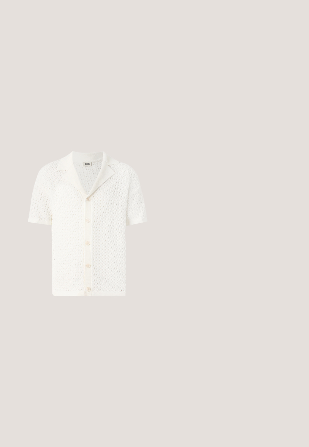 Cardigan blanc en tricot à manches courtes, avec un design en maille texturée et ouverte et un col classique. Présente six boutons de fermeture à l'avant.; Débardeur en coton blanc sans manches avec un col rond et une texture lisse. Design simple, sans motifs ni accents.; Pantalon blanc à coupe ajustée, avec un devant plat, deux poches latérales et une poche arrière unique. Fabriqué en tissu lisse.; Mocassin homme en daim marron clair avec détail pompon et semelle en caoutchouc crème, vue de côté sur fond uni.; Bracelet en métal argenté et doré avec un fermoir rectangulaire gravé du nom d'une marque sur fond blanc.; Ceinture en cuir marron avec une boucle rectangulaire en métal foncé mat, partiellement enroulée sur un fond blanc uni.