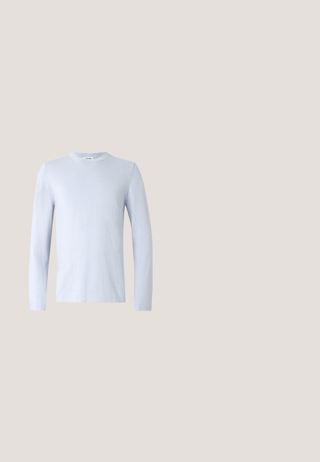Camiseta de manga larga azul claro hecha de tela suave con cuello redondo y costuras mínimas, con un diseño simple sin patrones ni acentos.; Chaqueta de camisa azul marino hecha de una tela suave, con dos bolsillos en el pecho, un frente abotonado y mangas largas con puños abotonados.; Pantalones a rayas azul marino entallados con un cinturón a juego y una hebilla rectangular plateada, exhibidos planos sobre un fondo claro.; Zapato monk de cuero negro con hebilla plateada, flotando sobre una alfombra beige con muebles translúcidos marrones al fondo.; Maletín de cuero negro texturizado con doble asa y tiradores de cremallera plateados, centrado sobre fondo blanco.; Cinturón de cuero negro con acabado texturizado y hebilla rectangular de metal negro, enrollado sobre un fondo blanco.