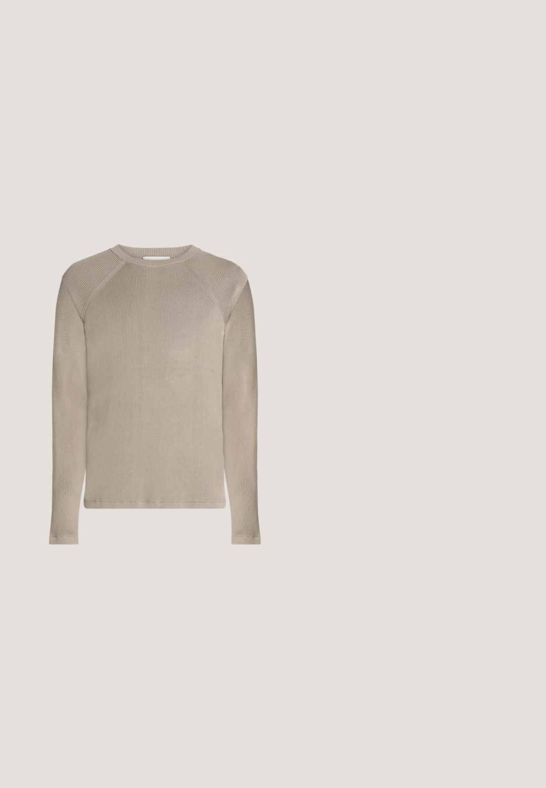 Pull côtelé beige à manches longues avec col rond et manches raglan, présenté sur un fond neutre.; Chemise marron à manches courtes avec boutons, col et poche poitrine, présentée à plat sur fond blanc.; Shorts gris foncé coupés sur mesure, longueur genou, avec passants de ceinture et fermeture avant par boutons sur un fond clair uni.; Mocassin en daim marron incliné au-dessus d'un tapis beige avec un canapé beige assorti en arrière-plan flou.; Sac bandoulière en cuir marron foncé avec fermeture à rabat et sangle en tissu réglable sur fond blanc.; Ceinture en cuir marron avec boucle rectangulaire argentée enroulée sur un fond gris clair, montrant une couture détaillée le long des bords.