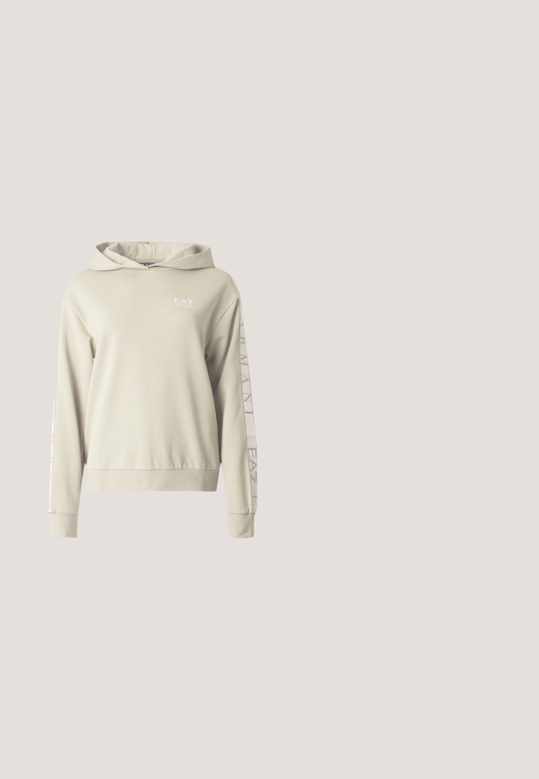 Lysebeige hættetrøje med tekstureret finish, der har EA7-logo på brystet og branding ned langs ærmerne.; Sort button-up skjorte med en struktureret front, der har overlay-detaljer, to brystlommer og krave. Lavet af et glat stof med en mat overflade.; Grå bomuldsshorts med elastisk taljebånd og snøre, med en glat tekstur og enkelt design. Kanten er let buet.; Brun ruskindssneakers med snørebånd, tekstureret sål og logo på siden, vist fra ydersiden på en ensfarvet baggrund.; Beige læderhåndtaske med to håndtag og aftagelig skulderrem af mærket stof, med en hængende læderetiket med prægede logo.; Guldtonede øreringe med et snoet bladdesign, prydet med små funklerende sten, og fastgjort med en postbag.