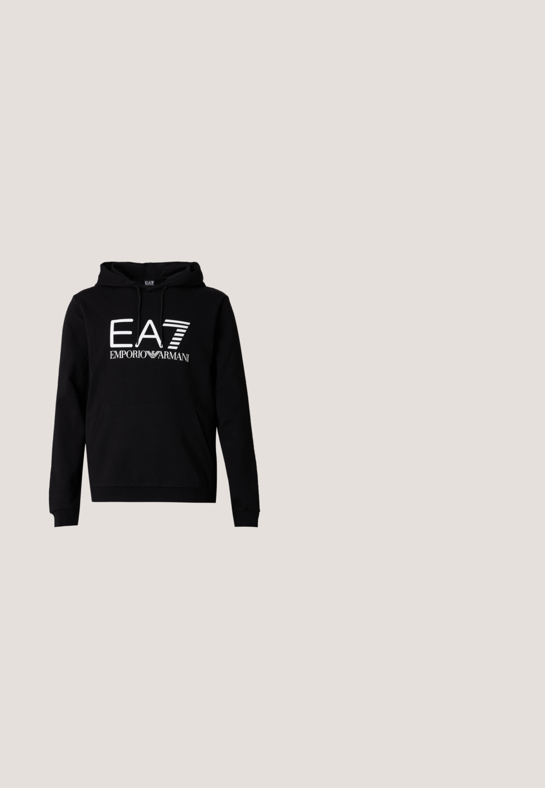 Schwarzer Kapuzenpullover mit Kängurutasche vorne. Mit auffälligem weißen Schriftzug "EA7 EMPORIO ARMANI" auf der Brust. Aus Baumwollmischung gefertigt.; Weißes ärmelloses Top aus Baumwolle mit schwarzem EA7-Logo auf der Brust und rundem Ausschnitt. Glatte Textur, lässiges Design.; Schwarze Jogginghose mit elastischem Bund und Kordelzug, mit weißem vertikalem "EA7 Emporio Armani" Logo an einem Bein.; Schwarze Leder-Sneaker mit gepolsteter Sohle, abgerundetem Zehenbereich und weißen Akzenten. Verfügt über eine Schnürverschluss und strukturierte Seitenpaneele.; Schwarze Sonnenbrille mit abgerundet rechteckigen Rahmen, grünen Gläsern, matter Oberfläche und einem dezenten Logo-Detail an den Bügeln.; Schwarze rechteckige Kulturtasche mit vorderer Reißverschlusstasche und kleinem Logopatch, mit seitlichem Tragegriff.