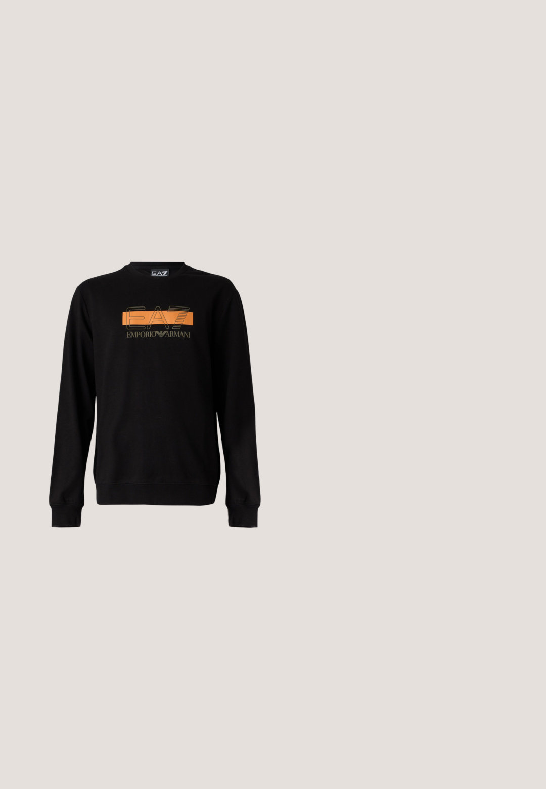 Sweat-shirt noir à manches longues avec logo EA7 Emporio Armani orange et doré sur la poitrine et col rond.; Polo beige à manches courtes avec une patte de boutonnage à deux boutons et un petit logo brodé sur la poitrine gauche.; Shorts noirs longueur genou avec taille élastique, poches cargo latérales et un petit patch logo EA7 Emporio Armani sur la jambe gauche.; Baskets de sport noires avec des panneaux en mesh, une semelle en caoutchouc texturée, un design à lacets et un logo discret sur le côté et le talon.; Lunettes de soleil avec une monture en noir mat, des verres teintés gris et des branches vert olive. Design géométrique élégant avec un détail de logo sur les branches.; Trousse de toilette rectangulaire noire avec fermeture éclair et poignée latérale, présentant un petit logo embossé au centre devant.