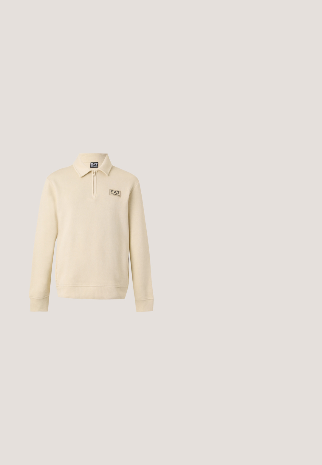 Jersey beige de manga larga con cremallera hasta el pecho, cuello y logos EA7 Emporio Armani en el pecho y en el interior del cuello.; Camiseta de algodón blanca con un gran logo metálico dorado "EA7" y el texto "EMPORIO ARMANI" debajo, con mangas cortas y cuello redondo.; Pantalones deportivos negros con cintura elástica, pernera recta y logo de Emporio Armani en marrón en la parte superior del muslo derecho.; Zapatilla negra hecha de piel suave con acentos crema, presentando tres franjas horizontales y una suela de goma texturizada. Diseño sencillo de cordones.; Gafas de sol de plástico verde con montura rectangular, lentes marrones con degradado y una sutil marca en las patillas. Superficie texturizada en la montura.; Bolso cruzado rectangular negro con emblema del logo de la marca en plata y correa ajustable sobre fondo claro.