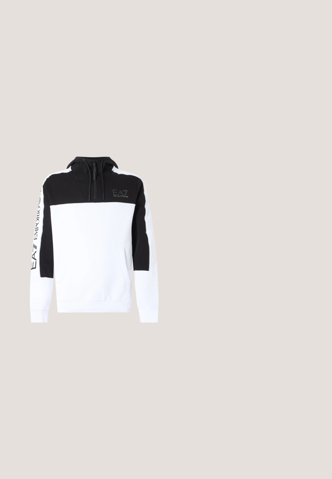 Sweat à capuche noir et blanc à manches longues avec fermeture éclair à l'avant, cordons et logo EA7 Emporio Armani sur la poitrine et la manche gauche.; Débardeur blanc sans manches en coton, avec un logo noir EA7 sur la poitrine et un col rond. Texture lisse, design décontracté.; Pantalons de jogging noirs en tissu doux, présentant une coupe fuselée et deux poches cargo latérales avec un logo discret sur une poche.; Baskets blanches et gris clair avec détails texturés, semelle noire, et logo EA7 Emporio Armani sur le côté.; Lunettes de soleil en plastique vert avec une forme angulaire distincte, des verres foncés et des accents orange sur les branches, présentant un design minimaliste.; Sac bandoulière noir texturé avec une fermeture à rabat et un petit logo en métal sur le devant, présenté sur un fond uni.
