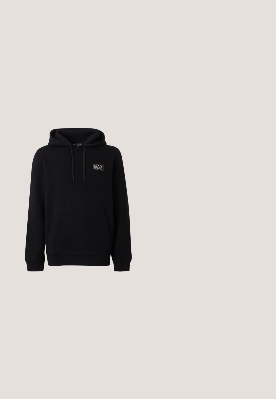 Sweat à capuche noir avec poche avant et logo EA7 Emporio Armani sur la poitrine, présenté sur un fond clair uni.; Deux t-shirts en coton à manches courtes unis, un noir au premier plan et un blanc partiellement visible derrière, présentés sur un fond blanc.; Jean denim gris slim pour hommes, avec bouton et fermeture éclair à l'avant, style cinq poches, présenté à plat sur un fond clair.; Bottes Chelsea en cuir noir avec des panneaux élastiques sur les côtés, une languette pour un enfilage facile et une semelle en caoutchouc robuste avec une adhérence texturée.; Sac bandoulière rectangulaire gris foncé avec sangle réglable, poche avant zippée et emblème de logo argenté.; Ceinture en cuir noir enroulée avec boucle rectangulaire en métal et petit détail de couture rouge sur la boucle, sur fond blanc uni.