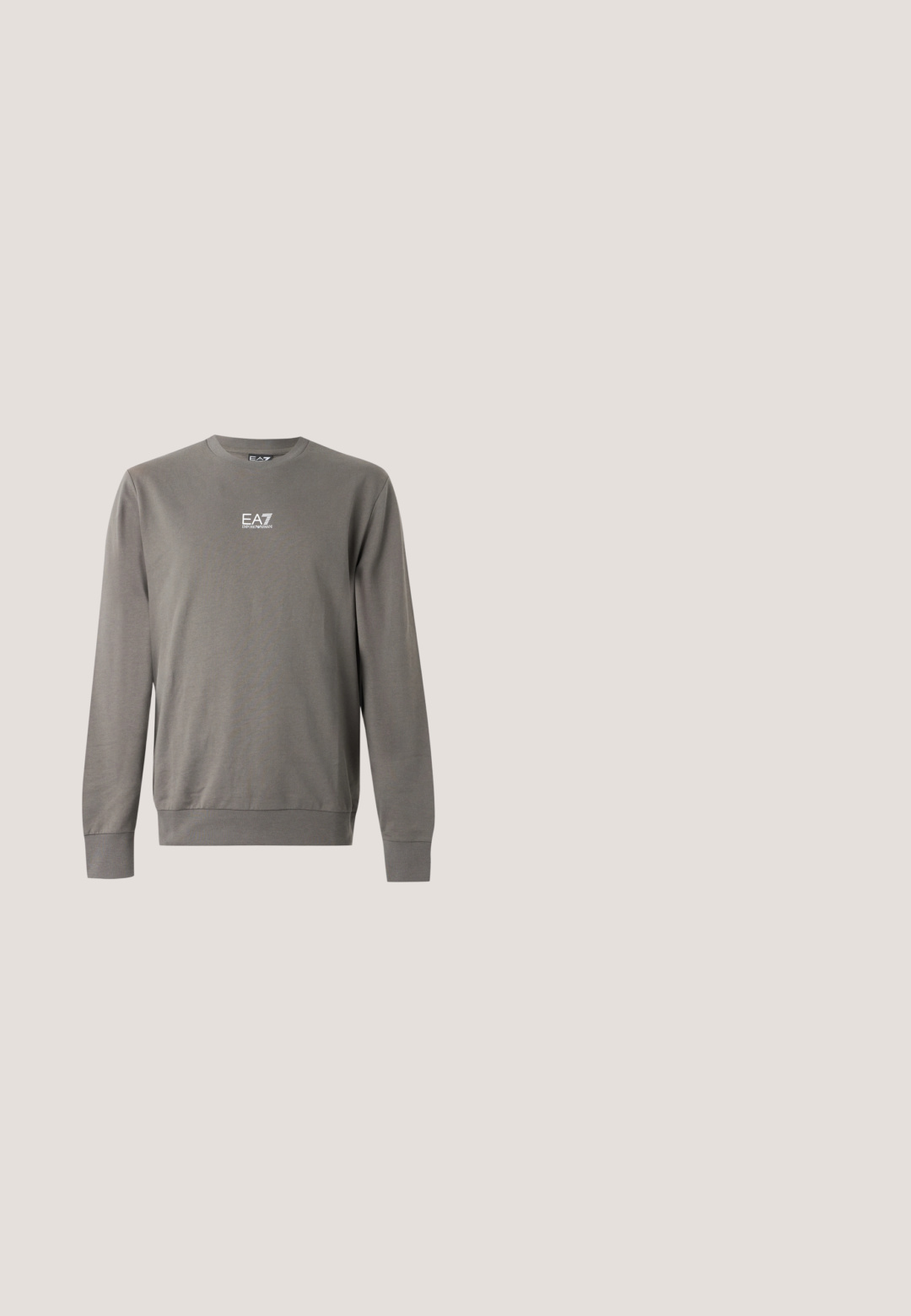 Sweat-shirt gris à manches longues avec col rond et logo EA7 Emporio Armani blanc sur la poitrine, poignets et ourlet côtelés.; Polo shirt blanc en coton avec des manches courtes, un col, cinq boutons noirs et le logo brodé "Armani Exchange" sur la poitrine.; Pantalon noir à jambe droite avec détail de couture avant, taille élastique et poches latérales sur un fond clair uni.; Baskets basses noires avec semelle blanche et languette grise au talon, vue de profil sur un fond blanc uni.; Lunettes de soleil rectangulaires noires avec des verres foncés et des branches fines ornées d'un petit détail de logo métallique de chaque côté.; Sac bandoulière rectangulaire gris foncé avec surface texturée, emblème logo argenté, fermeture zippée et sangle noire réglable avec boucle métallique.