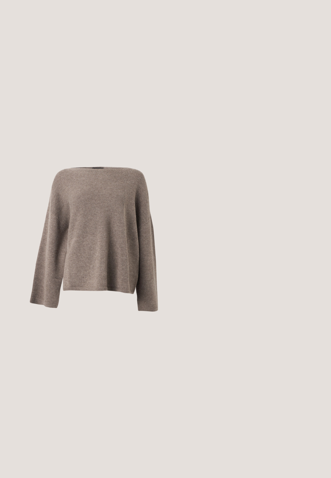 Brun strikket bluse med lange ærmer, bred bådudskæring og en let løs, boxy pasform på en ensfarvet lys baggrund.; Hvid langærmet skjorte med lodrette striber i lyseblå og lyserød. Har knapper foran og spids krave. Blødt stof.; Lyseblå denimjeans med op-rullede manchetter, design med fem lommer, lynlås og knaplukning.; Lyse beige sneakers med en tekstureret læderoverdel, teksturerede sider og en gummisål. Har et slankt, strømlinet design og flade snørebånd.; Brun og beige vævet stofnettaske med to mørkebrune håndtag og kontrastsyninger, stående oprejst på en ensfarvet baggrund.; Par små, skinnende sølv hoops med glatte, afrundede overflader på en ensfarvet hvid baggrund.