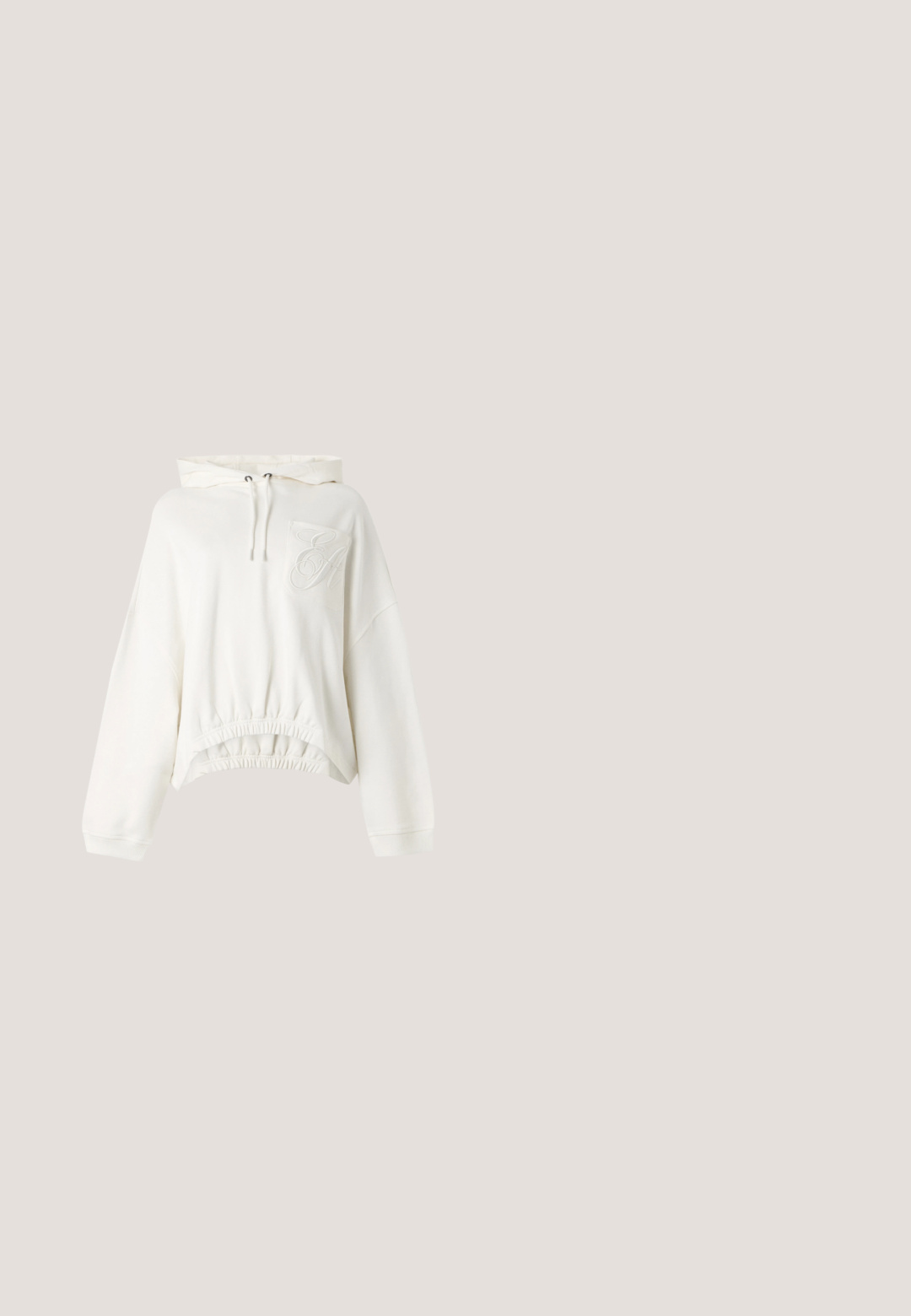 Hvid cropped hættetrøje med lange ærmer, snøre ved hætten, elastisk talje og brystlomme med fremhævede broderede initialer "EA".; Beige skjorte med lange ærmer, knapper foran, to lommer med klap foran, spids krave og rynkede manchetter.; Lyseblå denimjeans med lige ben-design, fem-lomme stil, enkelt knaplukning og syede detaljer langs sømmene.; Sneaker i creme og beige med tekstureret overdel, snørebånd og gummisål, vist oven på en træoverflade med småsten.; Blå denim skuldertaske med brun læderrem, guldfarvet hardware og en stor oval "G" lås på frontklappen.; Guldtonet kædearmbånd med et rundt løvehovedvedhæng pyntet med små klare ædelsten og lukning med hummerlås.