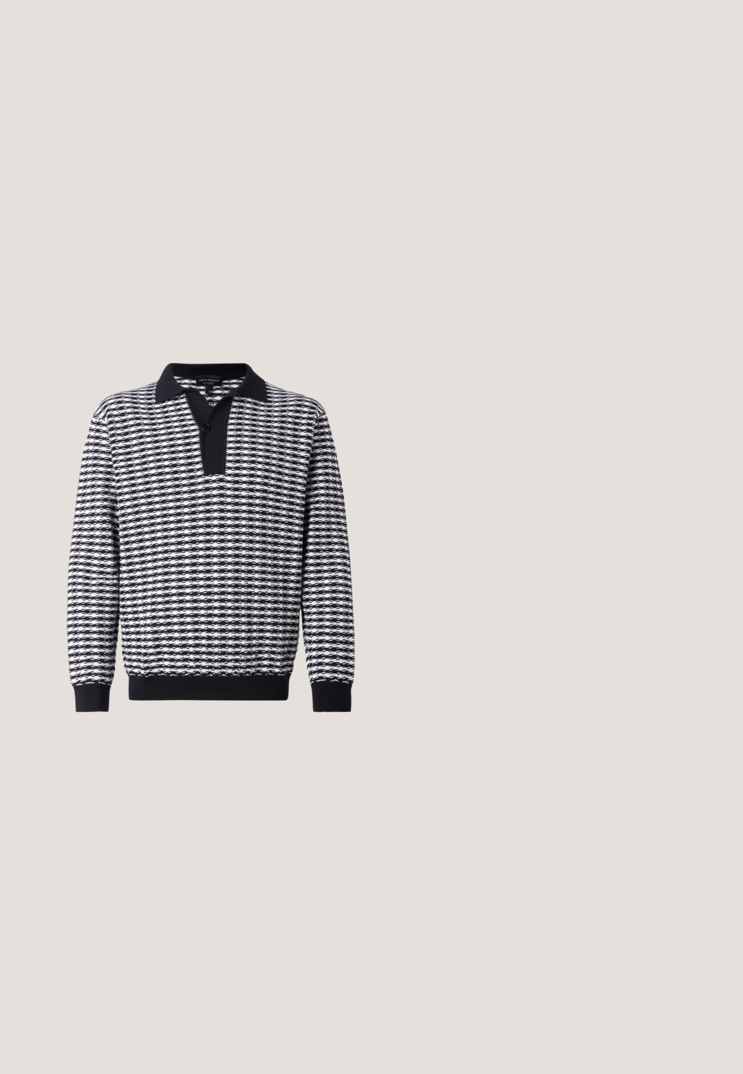 Langærmet pullover i sort og hvidt mønster med krave, inklusiv knaplukning og ribbede manchetter ved kanten og ærmerne.; Sort langærmet skjorte med knapper, krave, to brystlommer foran med klapper og synlige knapper ned langs midten.; Sorte plisserede bukser med et skrædderlavet design, fremstillet af glat stof, med knaplukning og lige ben.; Hvide sneakers med en glat lærredsoverdel, flade snørebånd, polstret krave og en struktureret grå detalje bagpå. Kraftig gummisål.; Sorte rektangulære solbriller med mørke linser og slanke stænger, mærket "McQueen" på siden.; Sort rektangulær crossbody-taske med front lynlåslomme, justerbar rem og sølv rektangulært logo mærke på ensfarvet baggrund.