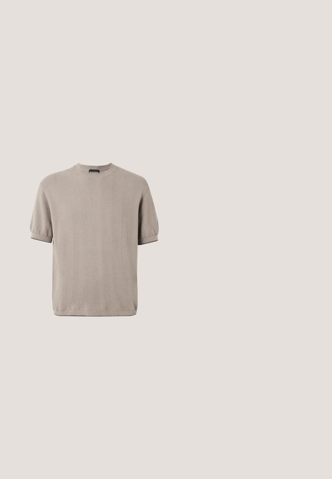 Beige strikket kortærmet sweater med diskret chevronmønster, ribstrikket rund halsudskæring og let oppustede ærmer.; Mørkebrunt langærmet læderskjorte med knaplukning foran, klassisk krave og synlige kontrastsømme på syninger og manchetter.; Beige chinos med lige ben, lavet af blødt bomuldsstof, med lynlås og en enkelt sort knaplukning.; Sorte læderherresko med en glat overflade, rund tå, seks hul snøresystem og en flad gummisål.; Rektangulært brunmønstret rejsetaske med sort lædertop, to sorte håndtag, justerbar skulderrem og forreste remme med spænder.; Sort læderbælte med mat finish, der har en firkantet sort metalspænde og blå syningsdetalje på remmen.