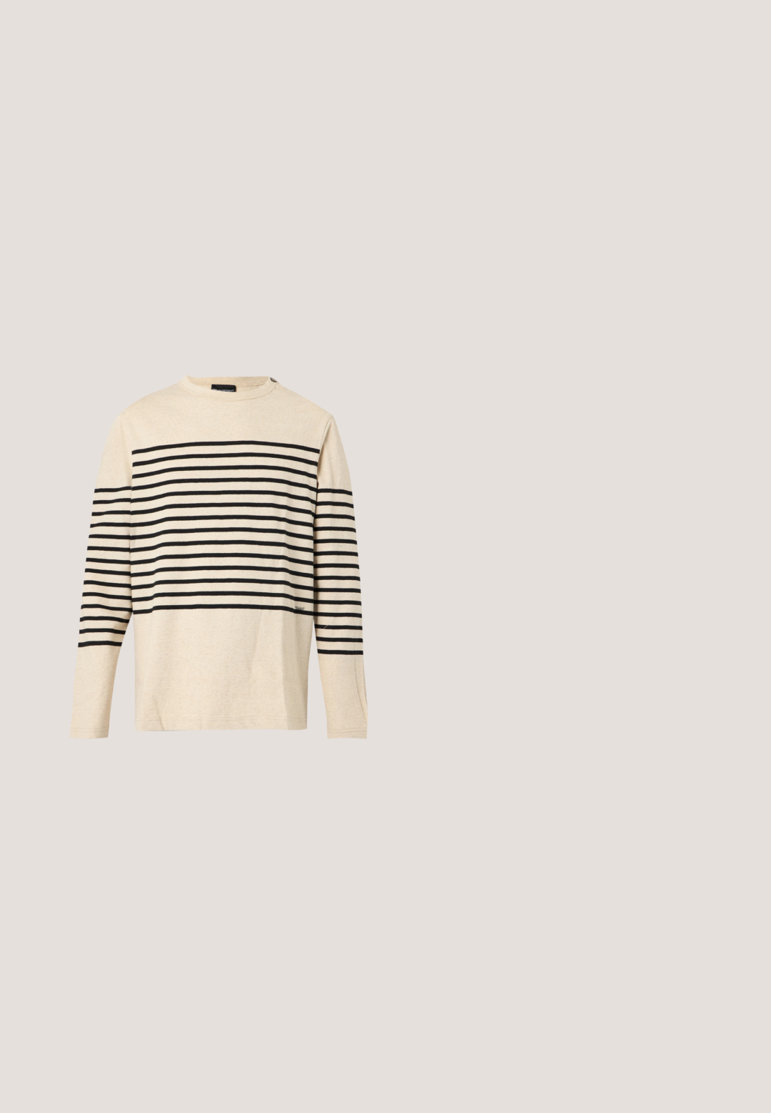 Beige langærmet skjorte med horisontale sorte striber over bryst og ærmer, med rund halsudskæring og slank pasform.; Kortærmet denimskjorte i mørkeblå, med en klippet krave, knaplukning foran og kontrasterende hvid syning. Glat tekstur.; Oliven grønne shorts lavet af bomuldsblandingsstof, med knaplukning, bæltestropper og to sidelommer med en glat overflade.; Beige ruskind lavt sneakers med beige snørebånd og en tyk hvid gummisål, vist fra siden på en ensfarvet hvid baggrund.; Aviator-solbriller med en guld metalramme, brune gradientlinser og teksturerede brune detaljer på spidserne af stængerne.; Blå denim-tote-taske med to håndtag, med hvid kursiv tekst, der lyder "Maison Kitsuné Palais Royal 75001 Paris, Frankrig."