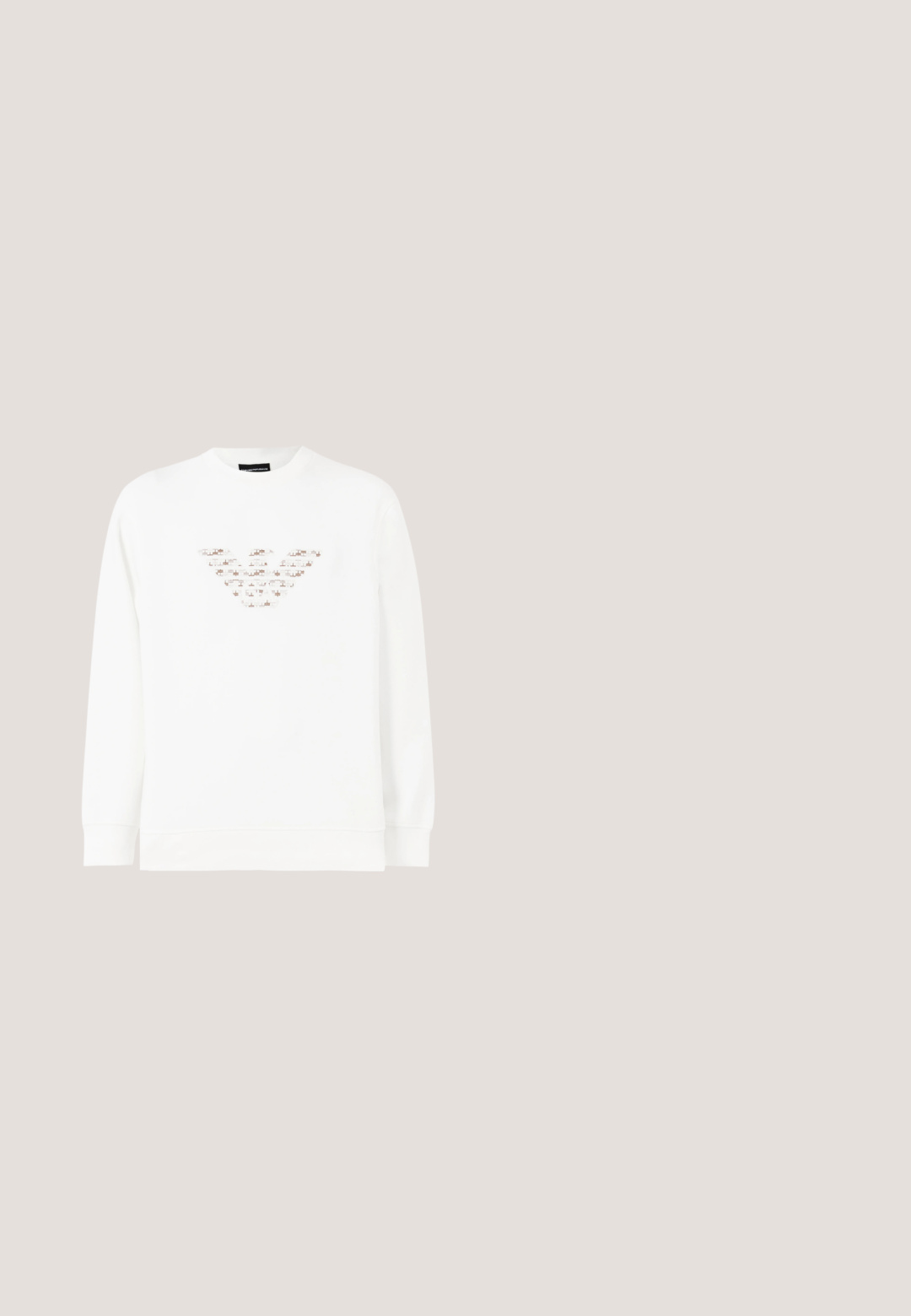 Sudadera blanca con un diseño de logo texturizado y multicolor en el centro. Mangas largas y cuello redondo con ribete. Material suave.; Camiseta negra sin mangas con el logo blanco "EA7 Emporio Armani" centrado en el pecho, con cuello redondo y dobladillo recto.; Pantalones de chándal beige claro hechos de una tela suave, con un diseño ajustado, cinturilla elástica y puños en los tobillos. Sin patrones ni acentos visibles.; Zapatilla blanca con parte superior de cuero suave, puntera redondeada, cordones, acentos laterales texturizados y suela de goma gruesa. Diseño minimalista.; Gafas de sol rectangulares negras con lentes tintadas de verde y pequeños detalles cuadrados plateados en las esquinas frontales y las patillas.; Bolso bandolera de cuero marrón claro con logotipos negros de MCM, bolsillo frontal con cremallera, placa dorada y correa de tela ajustable sobre fondo blanco.