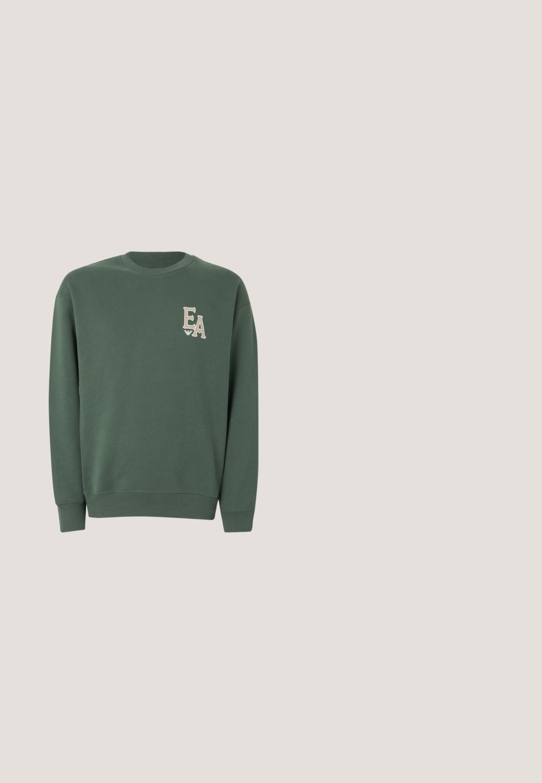 Sweat-shirt vert foncé à col rond avec poignets et ourlet côtelés, présentant des lettres "EA" beiges et un petit logo sur le côté gauche de la poitrine.; T-shirt en coton noir à manches courtes, avec un logo en doré "EA7 EMPORIO ARMANI" imprimé sur le devant. Design simple, col rond.; Pantalon de survêtement gris clair fuselé avec ceinture élastique et texte noir "E A7" imprimé verticalement sur la cuisse droite.; Sneaker lacé en cuir noir avec semelle épaisse texturée, bout rond et hauteur de cheville basse sur fond blanc uni.; Lunettes de soleil avec une monture en noir mat, des verres teintés gris et des branches vert olive. Design géométrique élégant avec un détail de logo sur les branches.; Trousse de toilette rectangulaire noire avec poignée latérale et petit écusson logo à l'avant sur un fond clair uni.