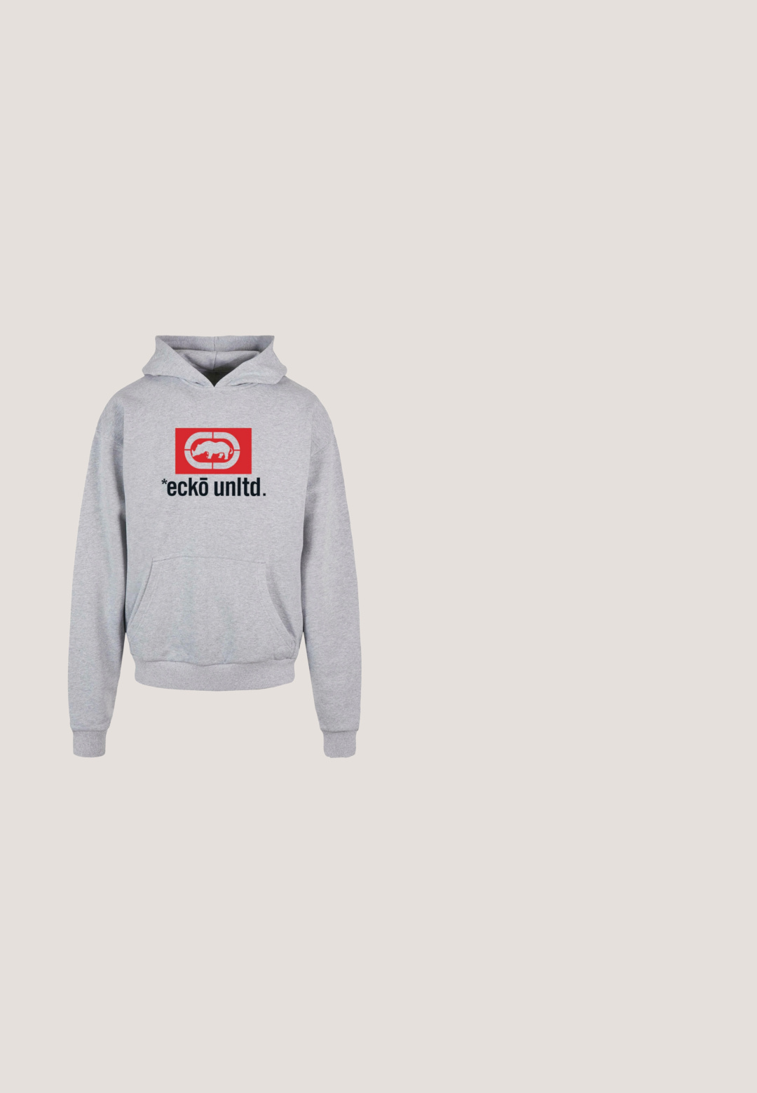 Grå hættetrøje med lomme foran. Har et rødt og hvidt logo af en næsehorn og teksten "*eckō unltd." på brystet. Materiale i bomuldsblanding.; Ærmeløs pink denimvest med knaplukning foran, to brystlommer med klap og knapper samt sidelommer.; Sorte sweatpants har en snoreliv og stort sølvfarvet "Ed Hardy" logo. Dekoreret med nitter og flammemønstre langs benene.; Nike atletiksko med et sort og sølv design. Lavet af syntetisk materiale med mesh-detaljer og en støttende sål med synlig luftstødabsorbering.; Sorte solbriller med sekskantet stel og mørke tonede linser, der hviler på en hvid overflade.; Sort cylindrisk taske med to håndtag og en justerbar skulderrem, med diskret mærket tekst på stropper og overflade.