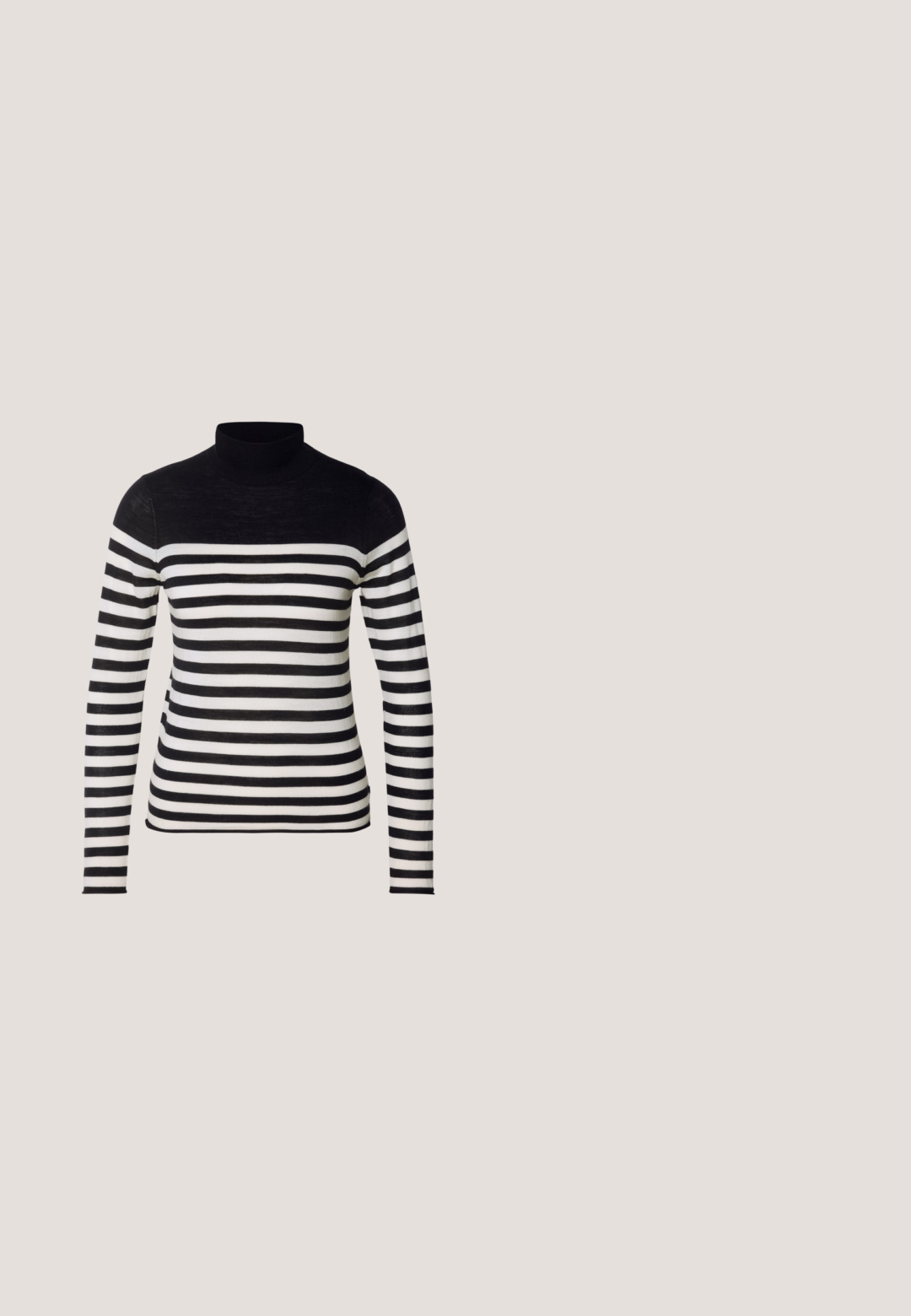 Zwart-wit gestreepte coltrui met lange mouwen. Bevat een geheel zwarte bovenkant en horizontale strepen over het lichaam.; GAP THE BIG SHIRT - Overhemdblouse - black; Zwarte spijkerbroek van denim met een rechte pijp, voorzien van een knoopsluiting aan de voorkant, vijf zakken en subtiele stikseldetails.; Converse CHUCK TAYLOR ALL STAR - Sneakers laag - vintage white/light gold; Crèmekleurige handtas met klapsluiting, afneembare schouderriem en gedraaide blauw-crèmekleurige bloemmotief stof gewikkeld rond het bovenste handvat.; Gouden creolen met een textuur en onregelmatige vorm. Voorzien van een naadloze sluiting en een gepolijste afwerking, wat het moderne ontwerp benadrukt.
