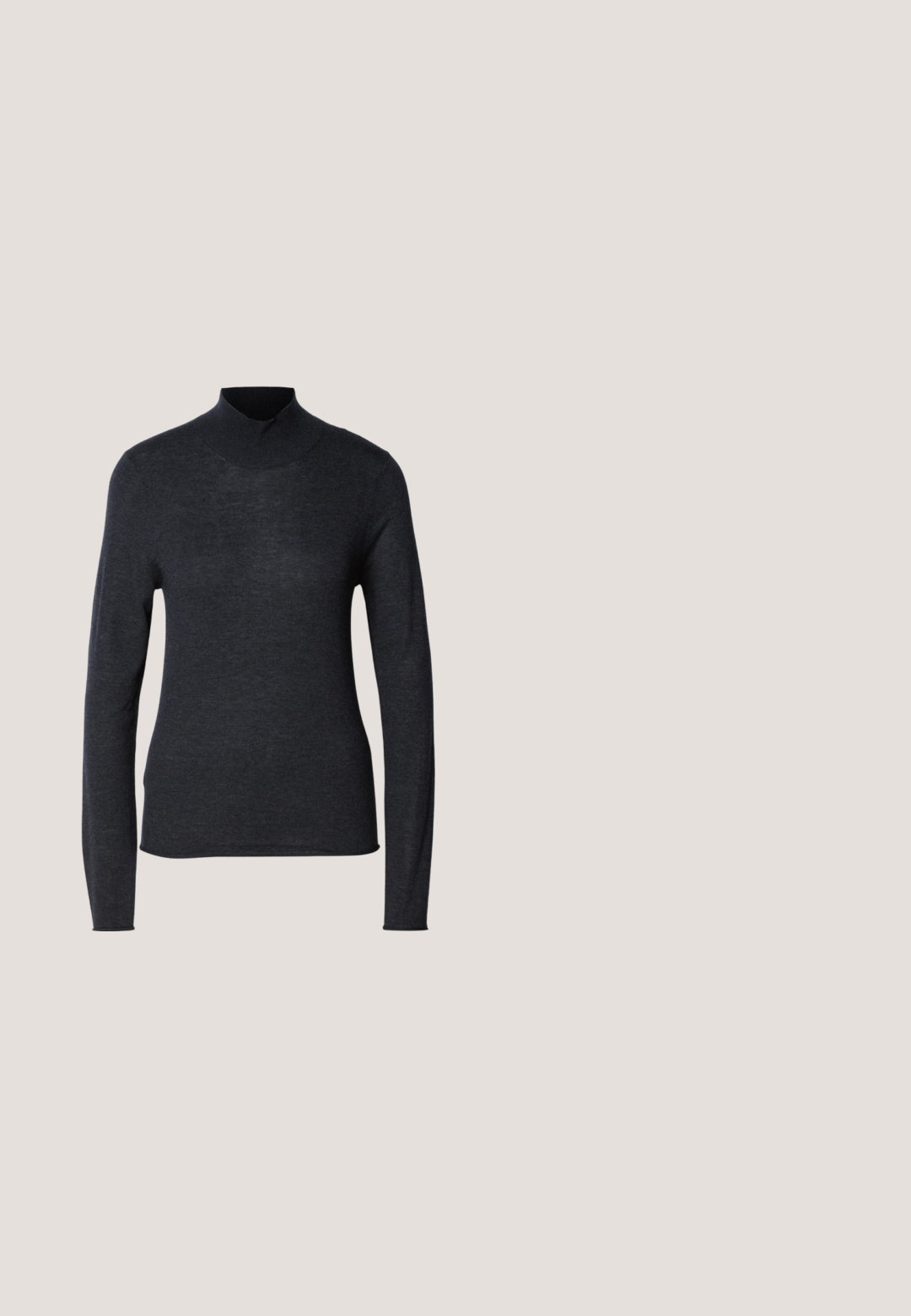 Un pull à col roulé noir à manches longues en maille légère et douce. Il présente une coupe ajustée et un col côtelé pour un look épuré.; Chemise blanche à manches longues, en coton crisp, avec un col classique, une patte de boutonnage à l'avant et une coupe ajustée. Texture lisse, sans motifs.; Jean en denim gris avec un design à jambe droite, doté d'une fermeture à bouton à l'avant, de cinq poches et d'un léger délavage pour plus de texture.; Baskets en suède argent et beige avec une semelle en caoutchouc texturée, des lacets beiges et un logo imprimé en jaune sur le côté.; Sac à main en cuir noir avec deux anses supérieures et une bandoulière amovible. Présente une texture lisse et un design minimaliste avec un logo subtil.; Paire de boucles d'oreilles anneaux en argent avec une texture rainurée et des détails hexagonaux aux extrémités, dotées d'attaches droites pour oreilles percées.