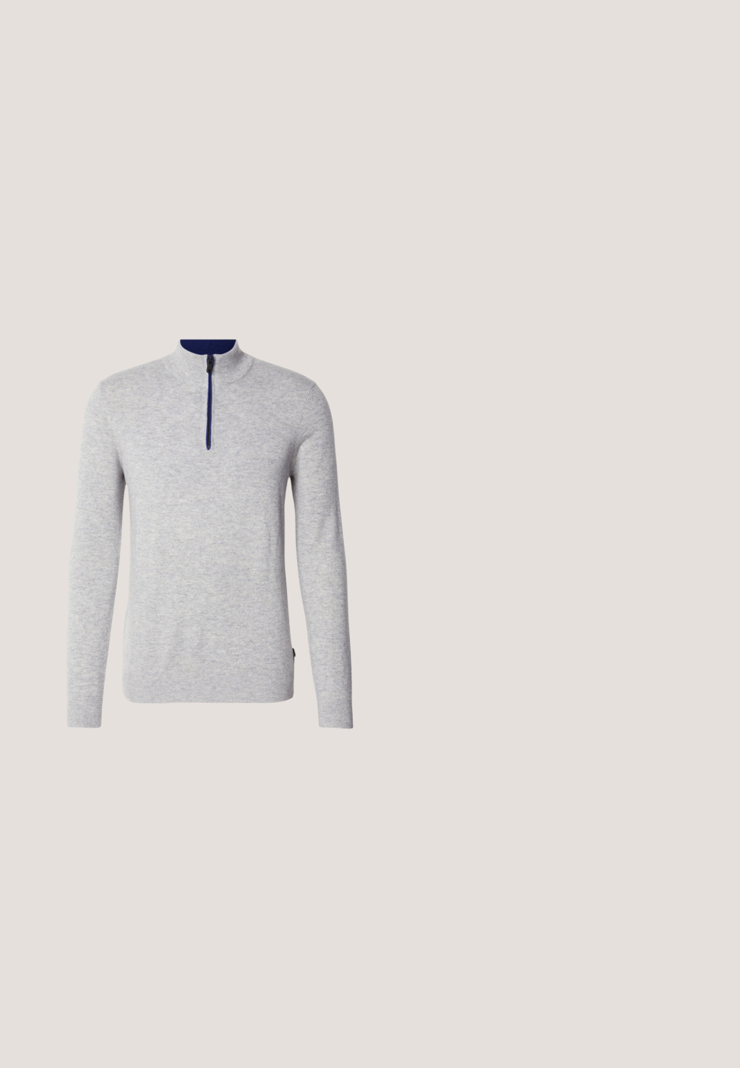 Pull en maille léger gris clair, à manches longues, avec un col montant et une fermeture éclair demi-longueur. Accents bleu marine au niveau du col. Tissu doux et texturé.; Chemise boutonnée vert olive en tissu texturé, dotée de deux poches poitrine et d'un col avec fermeture par boutons.; Jean en denim gris à jambes droites avec bouton et fermeture éclair à l'avant, poches avant et arrière, et coutures visibles.; Bottine Chelsea noire en caoutchouc avec une finition lisse, panneaux latéraux élastiques et languettes, présentant un petit talon et une semelle robuste.; Sac messager noir en nylon avec une finition mate. Il dispose d'une fermeture à rabat, d'une sangle réglable et d'une petite plaque en métal avec logo.; Collier de perles blanches avec des intercalaires en strass argentés et un fermoir chaîne en argent, présenté sur un fond clair uni.