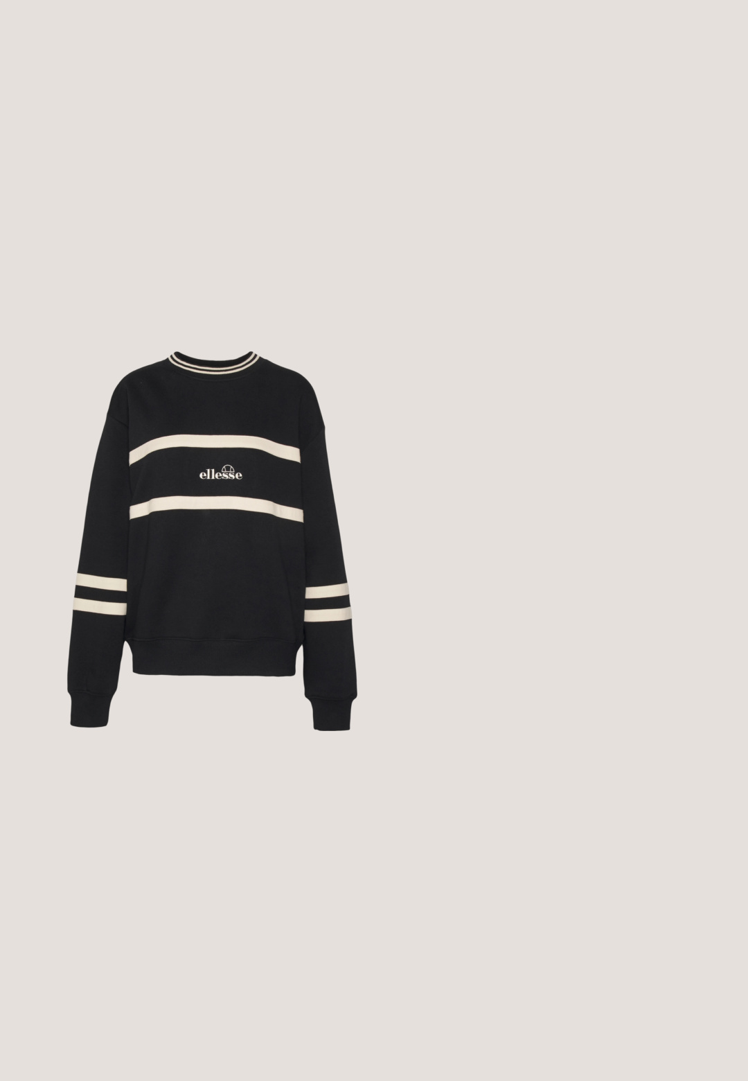 Zwarte sweatshirt met twee horizontale crèmekleurige strepen, geribbelde halslijn en logo in het midden. De mouwen hebben vergelijkbare streepdetails.; Witte T-shirt met korte mouwen en een ronde hals met rechte zoom, met een "WEEKDAY" merklabel aan de binnenkant van de hals.; Olijfgroene cargobroek van katoen, met een wijde pasvorm, voorzakken en een knoopsluiting in de taille.; Zwarte Nike hardloopschoen met mesh en synthetische bovenkant die boven een betonnen oppervlak en trappen op de achtergrond zweeft.; Zwarte leren handtas met een gebogen vorm, versierd met zilveren studs, voorzien van een ritssluiting en een enkele verstelbare schouderband.; Zilveren hoepel oorbellen met een minimalistisch ontwerp. Cirkelvormig, gladde textuur en dun profiel. Lichtgewicht met een gepolijste afwerking.