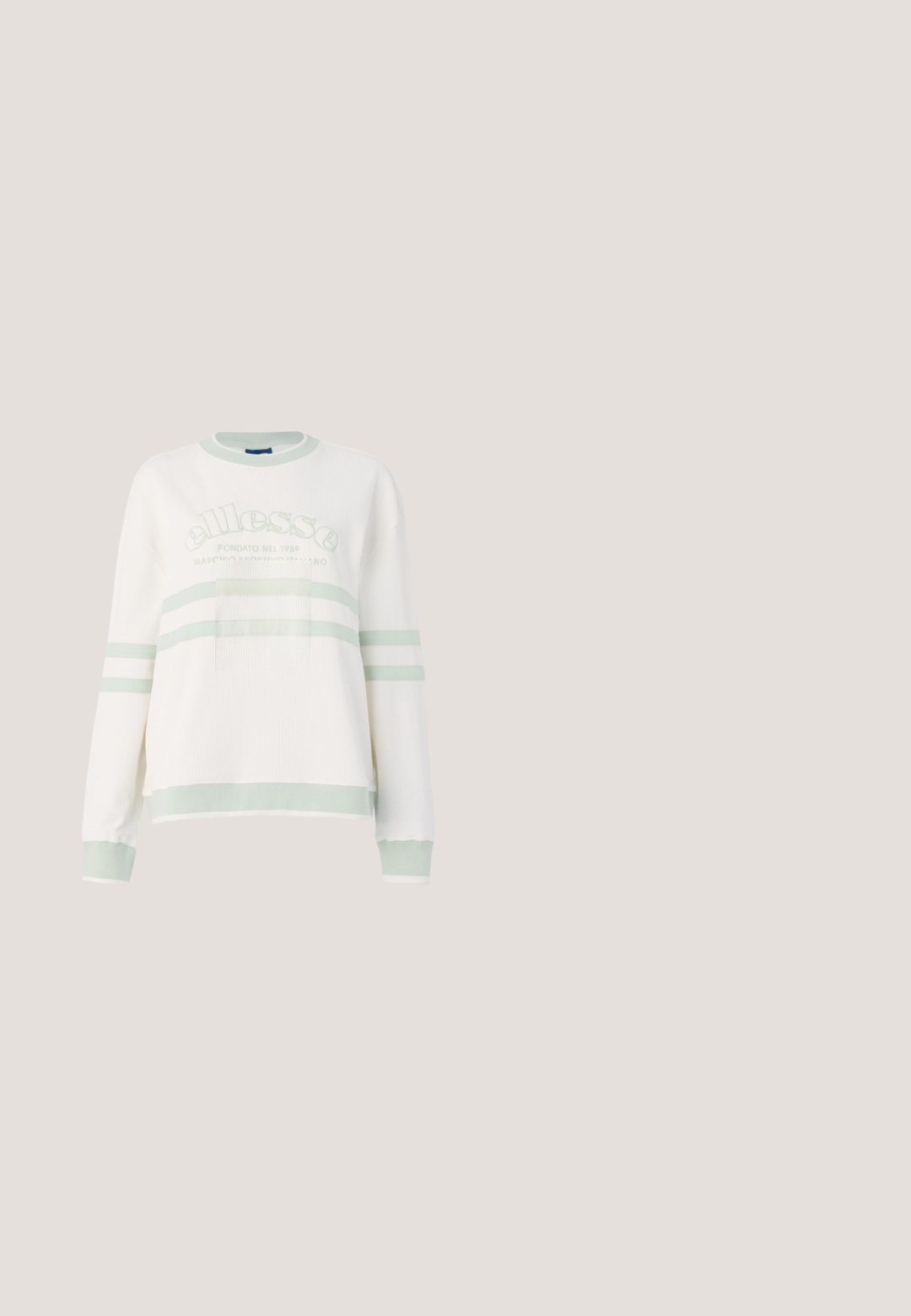 Witte geribde sweatshirt met lichtgroene accenten. Heeft een ronde hals, lange mouwen en een gecentreerd logo met horizontale strepen.; Witte katoenen t-shirt met een relaxte pasvorm, korte mouwen en een klein geborduurd logo op de linkerborst.; Lichtgroene katoenen knie-lange rok met twee zijcargo pockets, een knoopsluiting en een relaxte rechte pasvorm. Effen textuur.; Beige suède sneaker met witte leren accenten, voorzien van drie witte strepen, een gouden logo en een dikke, doorschijnende rubberen zool.; Beige schoudertas in halve maanvorm met een zachte, gewatteerde textuur. Voorzien van een verstelbare riem en een ritssluiting langs de bovenkant.; Zilveren hoepel oorbellen met een golvende, onregelmatige textuur. Kenmerken een dunne, ronde vorm en een reflecterende afwerking.
