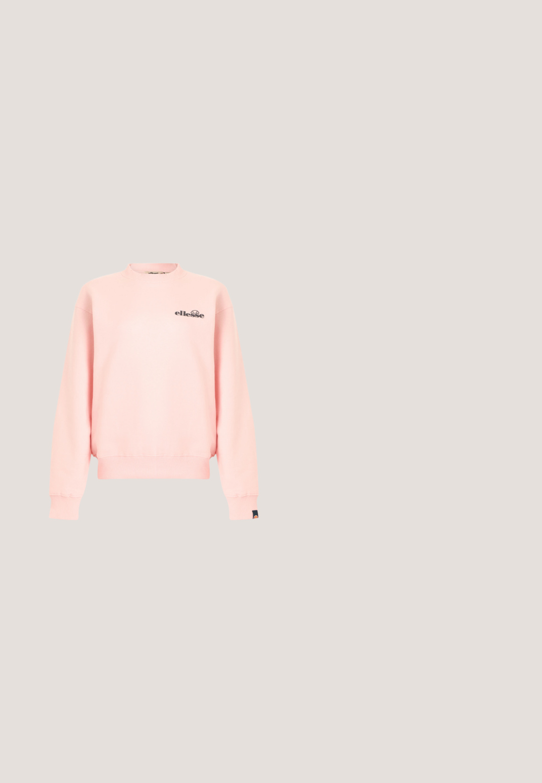 Sweat-shirt rose clair à col rond avec manches longues, poignets et ourlet côtelés, et petit logo noir « ellesse » sur la poitrine gauche et le poignet.; Chemise à manches longues à rayures crème avec des rayures vertes et rose pâle. Elle présente un col rond et un tissu doux et léger.; Pantalon de survêtement large couleur bleu sarcelle avec taille élastique, bandes blanches sur les côtés, poches zippées et petit logo trèfle blanc sur la cuisse droite.; Bottine en cuir noir avec fermeture éclair latérale, surface texturée, surpiqûres jaunes en accent et semelle en caoutchouc.; Sac à bandoulière bleu en mesh avec sangle réglable et fermeture éclair, présenté sur un fond blanc uni.; Paire de boucles d'oreilles créoles argentées brillantes avec fermoirs en fil fin, présentée sur un fond gris clair.