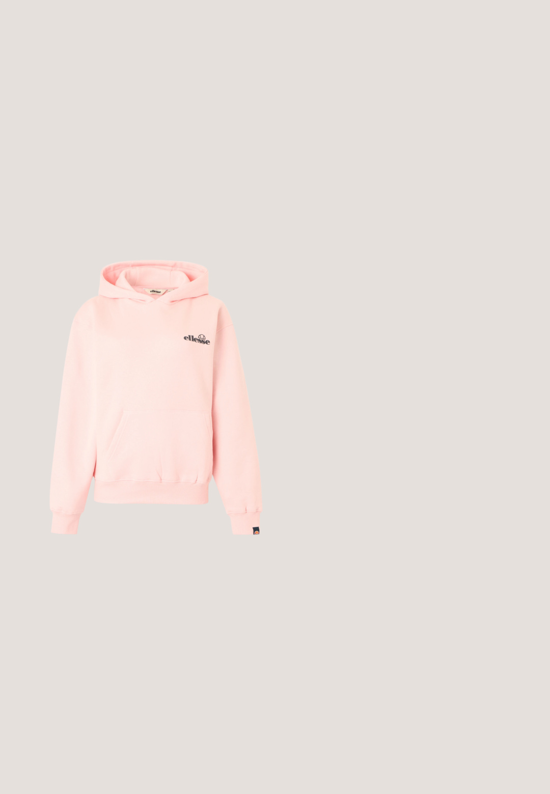 Sudadera con capucha de color rosa claro con bolsillo delantero, mangas largas, puños acanalados y logo negro de "ellesse" en el pecho y en el borde de la manga.; Camiseta de manga corta de color gris oscuro con un gráfico de pez con patrón de camuflaje colorido y la palabra "Billabong" en letras blancas estilizadas encima.; Pantalones de chándal tipo jogger rosa claro con cinturilla elástica, cordón ajustable, bolsillos laterales y puños elásticos, mostrados sobre un fondo blanco.; Zapatilla azul claro con parte superior texturizada, cordones blancos y una suela media gruesa color crema con bordes aserrados. Acentuada con un logo en la parte trasera.; Bolso de mano hinchado plateado con una silueta curva, que cuenta con un cierre de cremallera y el logo grabado "TOMMY JEANS" en el frente. Textura lisa y brillante.; Pendientes de aro plateados que presentan dos grandes perlas blancas lisas y acentos esféricos metálicos, montados en un alambre de metal curvado.
