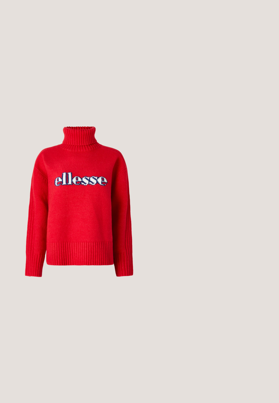 Červený pletený sveter s vysokým ribovaným golierom. Má horizontálne ribovanie na leme a manžetách. Logo "ellesse" je významne zobrazené v modrej a bielej farbe.; Červené bavlnené tričko s krátkymi rukávmi, okrúhlym výstrihom a malým bielym logom na hrudi. Hladká textúra a klasický strih.; Červené športové šortky s elastickým pásom, prednými záhybmi, bielymi bočnými vreckami na zips a malým bielym logom Puma na dolnej pravej nohe.; Červené a biele semišové topánky s nízkym profilom, so elastickými pásikmi a textúrovanou čiernou gumovou podrážkou. Logo Puma na boku.; Červená lakovaná mini taška s bielymi akcentmi, zaoblený tvar, dvojité uchá, odnímateľný ramenný popruh a výrazné logo PUMA.; Strieborné kruhové náušnice s lesklým povrchom, s jednoduchým okrúhlym tvarom a zámkom na zadnej strane pre bezpečné nosenie.
