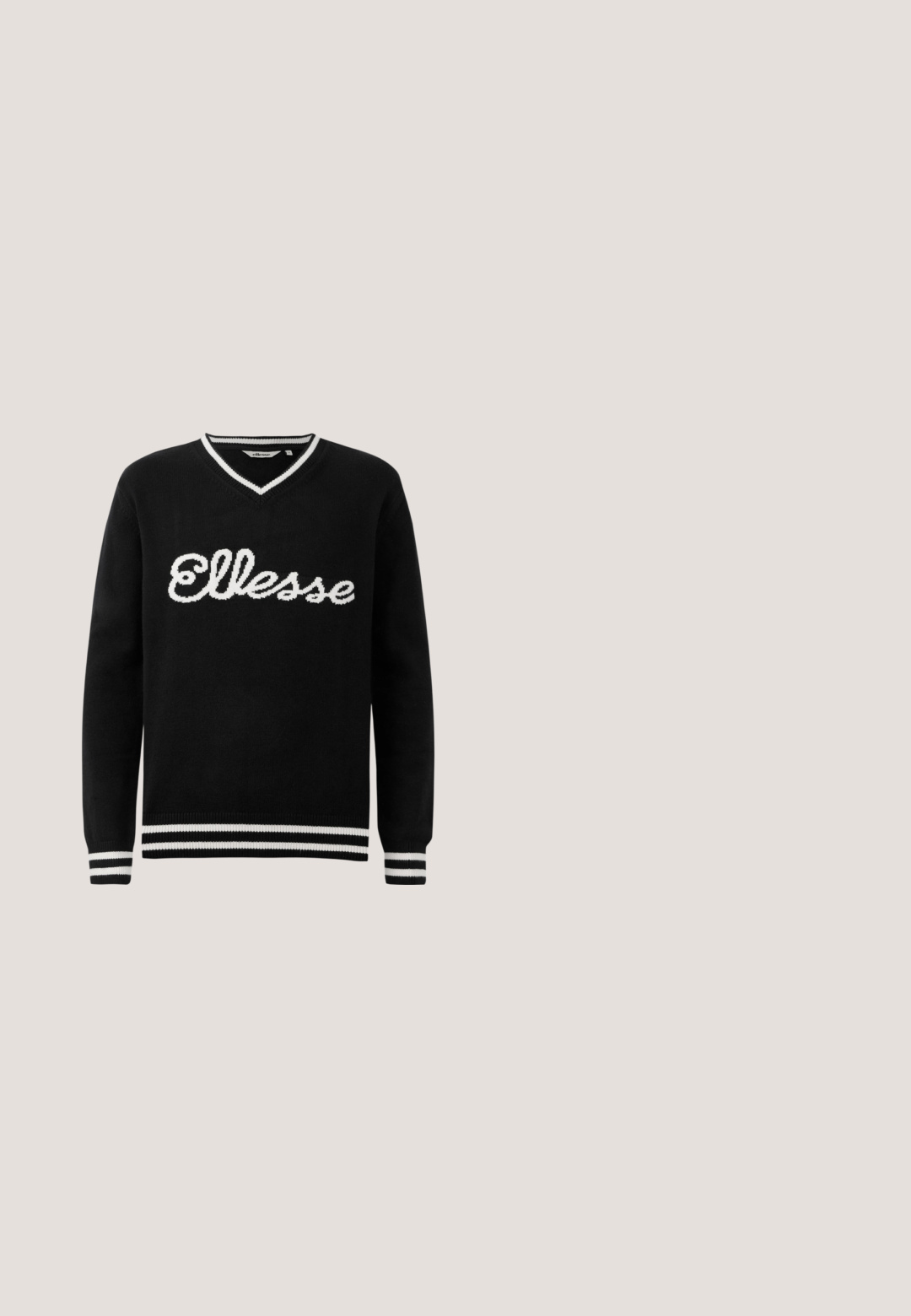 Čierny sveter s V-výstrihom a bielym logom "Ellesse" na prednej strane. Biely prúžok na golieri, manžetách a spodnom leme.; Čierna kordúrová bunda s golierom, predným zapínaním na gombíky a dvoma veľkými vreckami. Textúrovaná látka s vertikálnymi ryhami.; Čierne zúžené nohavice s elastickým pásom, bočnými vreckami a strihom po členky, zobrazené na bielom pozadí.; Čierny kožený mokasín zobrazený vo vzduchu nad béžovým tkaným kobercom, s dreveným stolom a naskladanými knihami v jemne osvetlenej obývačke.; Čierna aktovka Calvin Klein s dvojitými rukoväťami, predným zipsom a pripevnenou koženou značkou na bielom pozadí.; BOSS DORAN - Náramok - silver-coloured