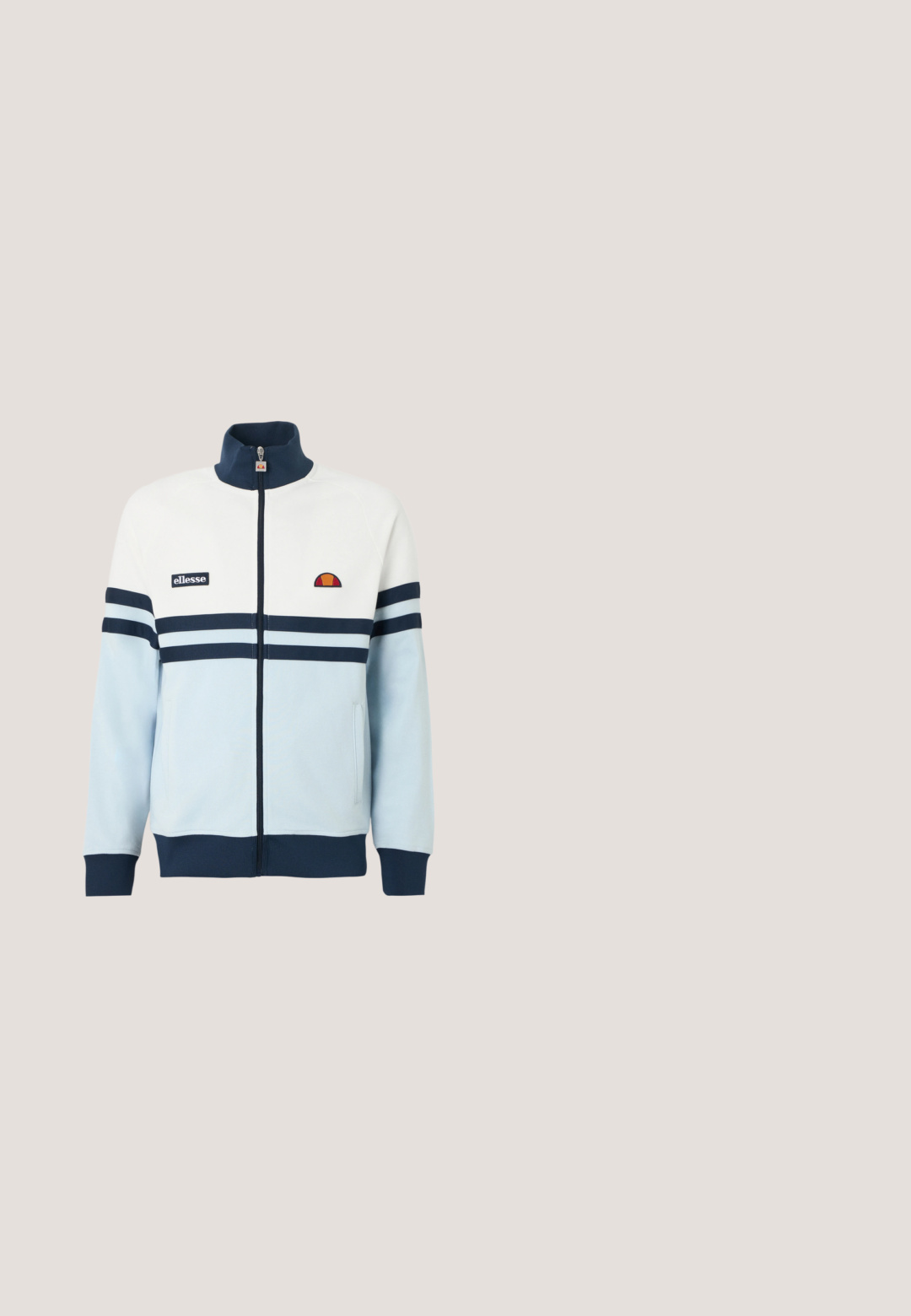 Lyseblå og hvid lynlåstrøje med marineblå striber og detaljer. Har en ribstrikket krave og manchetter samt et logo-patch på brystet.; Hvid polo skjorte med en to-knaps placket, der har blå og lilla striber på kraven og ærmerne samt et lille broderet logo.; Marineblå afslappede shorts med elastisk talje og hvidt Ellesse-logo på nederste venstre ben.; Hvid og blå atletiksko med mesh- og ruskindspaneler, snøredesign og tekstureret gummisål for greb.; Marineblå crossover taske lavet af tekstureret stof, med lynlås lukning, justerbar rem og prægede logo på forsiden.; Sølv metal kædearmbånd med et grønt krokodille charme med røde accenter og en kæde lukning.