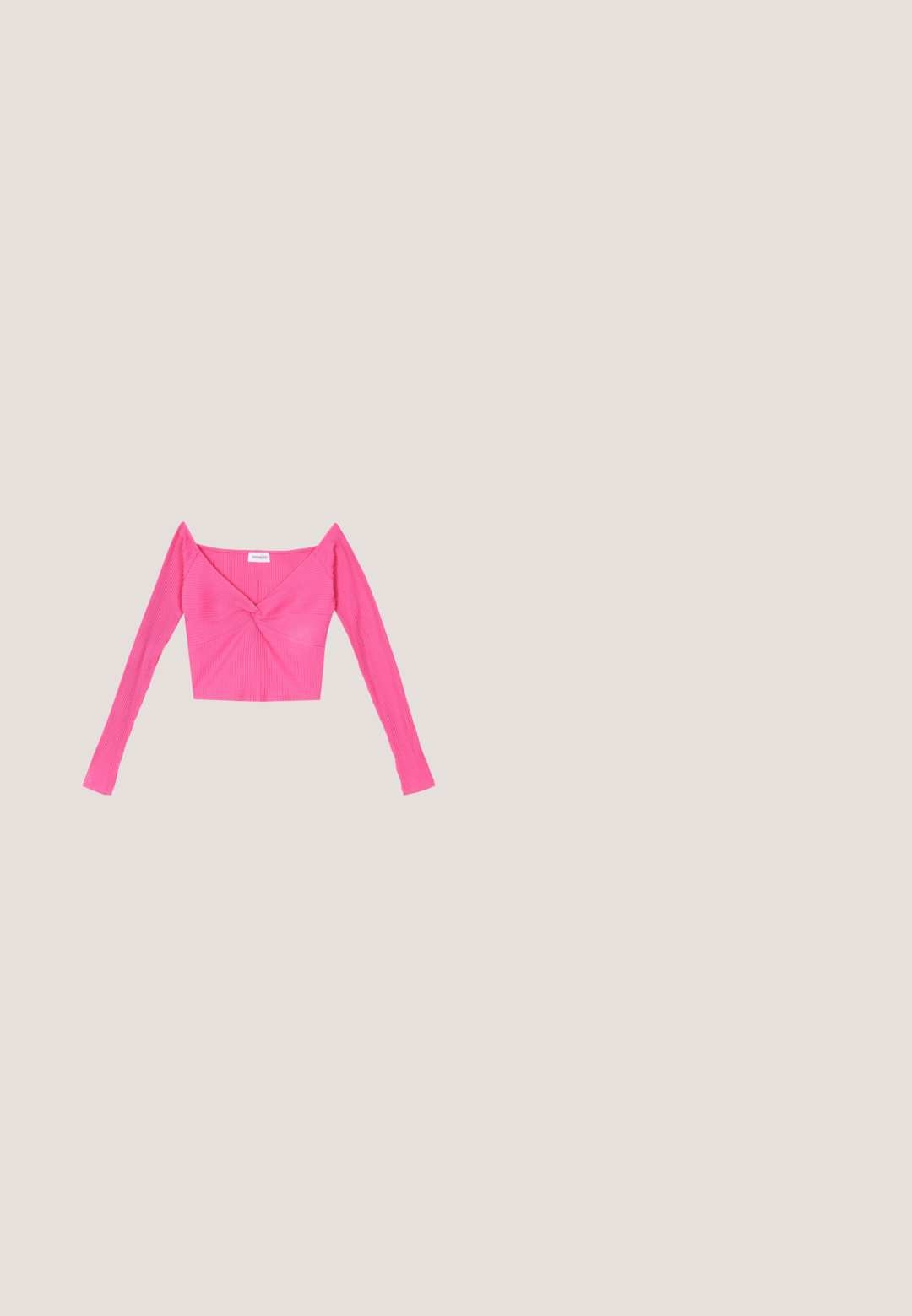 Even&Odd Langærmet T-shirt - pink; Sølvfarvet jakke med paljetter, lange ærmer, knaplukning foran og krave. Blødt indvendigt for og elastiske manchetter med en glat tekstur.; Sølvmetallic denimnederdel med bælte i taljen, der har fire lommer, lynlås foran og en let slidt tekstur.; Guld metalliske platform sandaler med åben tå og ankelrem, der har en firkantet blokhæl og en glat overflade.; Sorte solbriller med firkantet stel, mørke linser og en lille logo på stangen, vist på en ensartet lys baggrund.; Lille sølvfarvet håndtaske dækket af store pailletter med knyttet håndtag og kæderekke, prydet med Guess mærkelogoet på fronten.