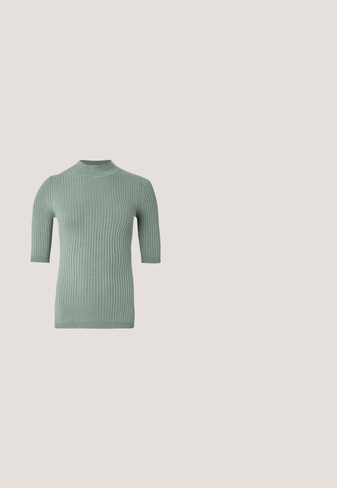 Ribbede kortærmet sweater i en dæmpet grøn farve med høj hals. Fremstillet af blødt, struktureret stof med lodrette linjer over det hele.; Lyserød, tekstureret skjorte med knaplukning foran, krave og en enkelt brystlomme. Lange ærmer med knapmanchetter og en afslappet pasform.; Sorte denimbukser med en afslappet pasform, der har en elastisk talje med snor, sidelommer og lige ben.; Sort sandal med stropper, åben tå, ankelspænde og blokhæl, vist i sidelæns syn på en ensartet lys baggrund.; Sort læderhobo-taske med en tekstureret overflade, der har en guldfarvet lås og et enkelt buet håndtag til bæring over skulderen.; Sølvfarvede metaloorringe med glat, let buet overflade og låsemekanisme på en ensfarvet hvid baggrund.