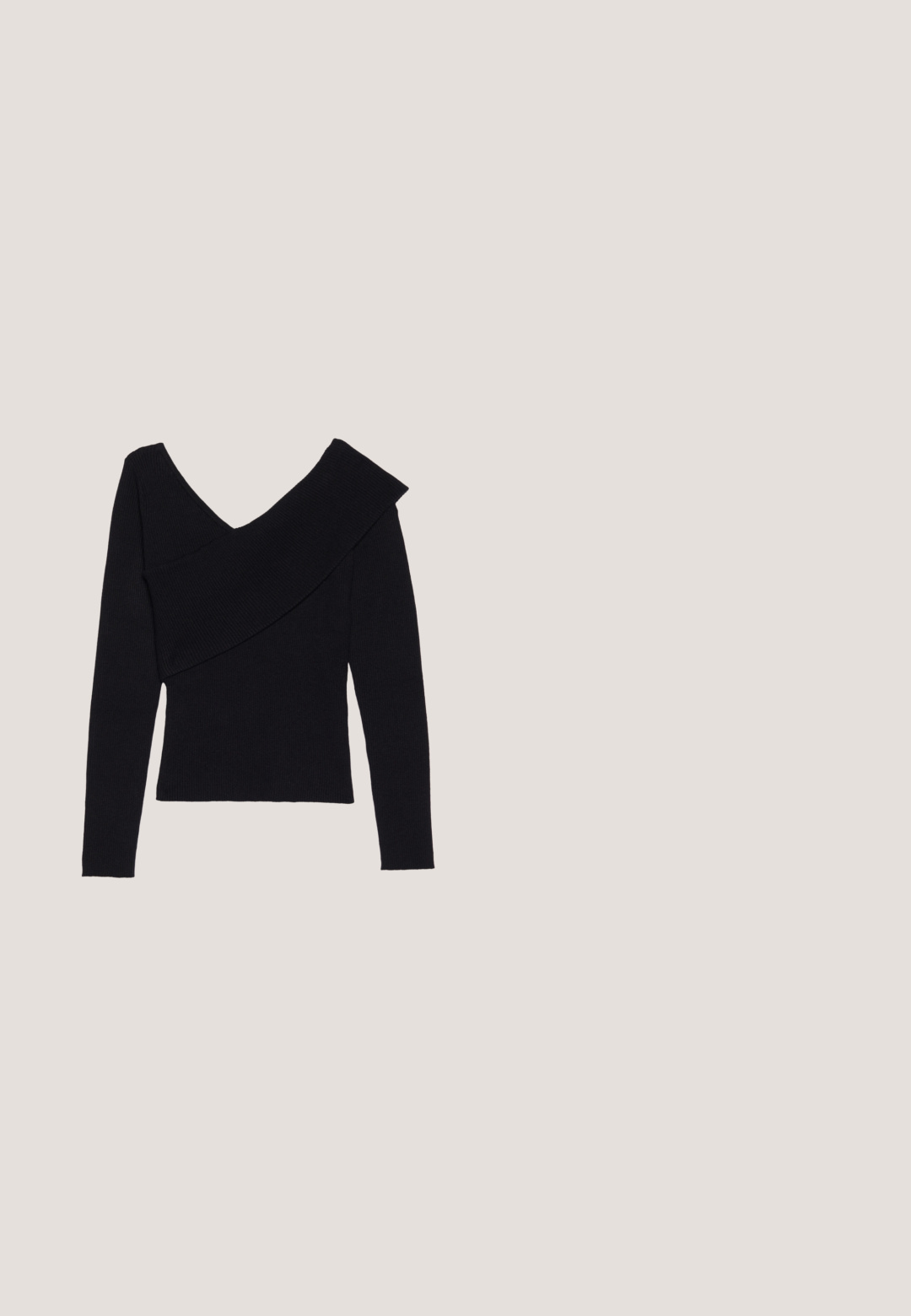 Even&Odd Pullover - black; Jean taille haute à jambes larges avec imprimé zèbre abstrait noir et blanc et design à cinq poches.; Botte en cuir noir jusque sous le genou avec un bout pointu, des détails de boucle carrée et des clous décoratifs ; elle possède un petit talon carré.; Lunettes de soleil noires avec un design audacieux en œil de chat, verres gris et un cerclage orné de cristaux. Présente des branches robustes et angulaires avec un logo en métal décoratif.; Sac à main en cuir noir avec poignée arrondie et clous en métal argenté le long des bords et du centre avant, debout sur un fond blanc.; Bracelet chaîne en argent avec un petit pendentif rectangulaire incrusté de cristaux clairs et une étiquette triangulaire près du fermoir.