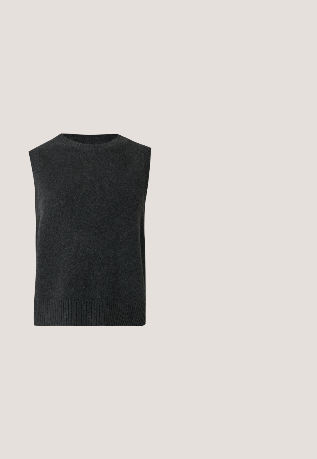 Donkergrijze mouwloze gebreide trui met geribde zoom, armsgaten en ronde halslijn op een witte achtergrond.; Zwarte spijkerbutton-up shirt met lange mouwen, twee borstzakken met klep en een klassieke kraag op een witte achtergrond.; Grijze geplooide rok met een soepele textuur, voorzien van meerdere verticale plooien en een aansluitende taille. Gemaakt van lichte stof.; Zwarte leren Mary Jane schoenen met een gepatenteerde neus, verstelbare enkelband en lage blokhak. Een gladde textuur en een elegante uitstraling.; Kleine zwarte glanzende handtas met twee lange hengsels en zijkant trekkoord details op een effen lichte achtergrond.; Een paar glanzende zilveren oorringen met dunne draadafsluitingen, getoond op een lichtgrijze achtergrond.