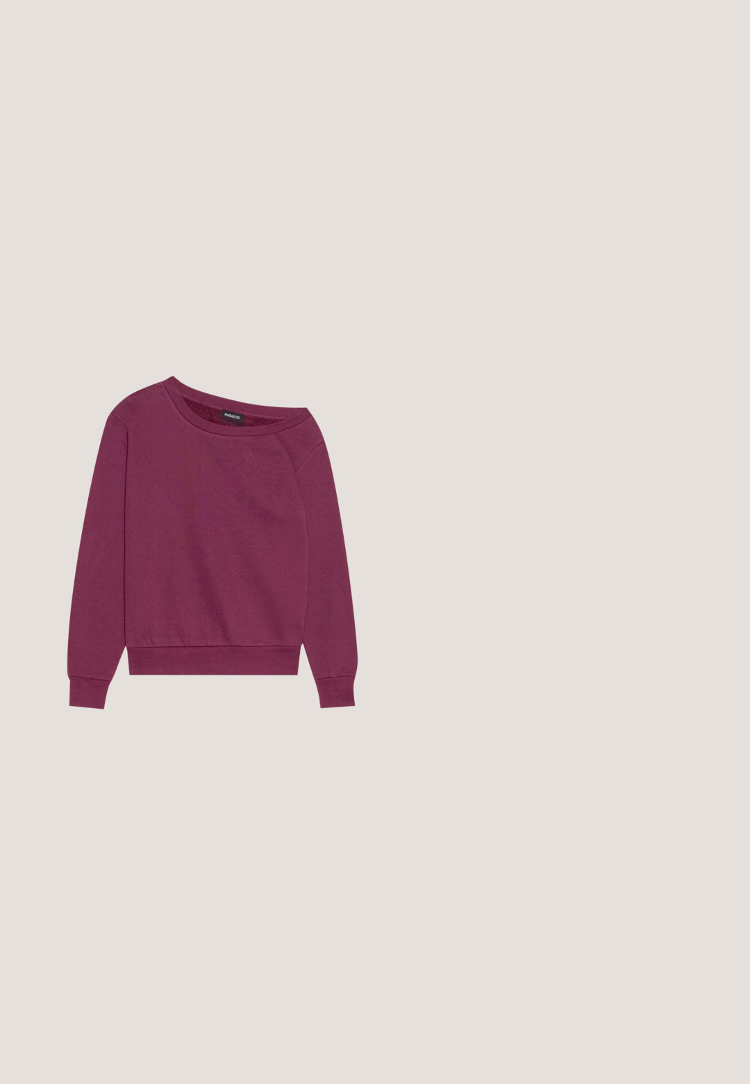 Sudadera magenta con hombros al aire y mangas largas, puños y dobladillo acanalados. Hecha de una tela suave, cuenta con un corte relajado y una textura lisa.; Blusa oscura de tela semitransparente con volantes de capas voluminosas en las mangas y el pecho superior, escote fruncido y cierre de botones en la parte posterior.; Pantalones de pernera ancha color marrón oscuro con cintura alta, trabillas para cinturón, bolsillos laterales y pliegues delanteros, adecuados para un look formal o casual.; Botín de ante marrón con punta afilada y un tacón bajo y estrecho. Textura suave con un cierre de cremallera en la parte trasera.; Bolso Guess de cuero marrón texturizado con dos asas superiores, herrajes dorados y etiquetas de la marca colgando de una de las asas.; Pendientes de plata con diseños circulares y una piedra roja central. Textura suave y acabado brillante que realza la coloración brillante.
