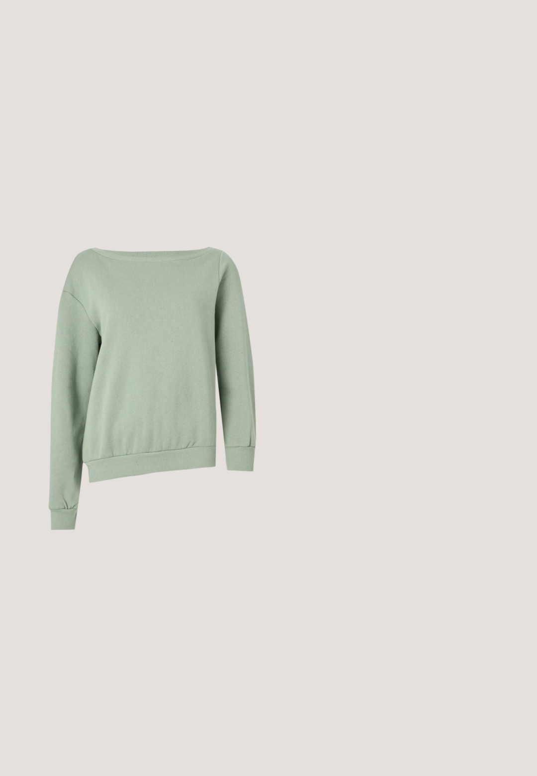 Lys grøn, off-shoulder sweatshirt. Lavet af blødt stof, den har lange ærmer og en ribbet kant for et afslappet fit. Ingen mønstre eller accenter.; Khaki kortærmet t-shirt lavet af blødt stof. Rund halsudskæring; lige kant. Minimalistisk design uden synlige mønstre eller detaljer.; Oliven grønne joggerbukser med elastisk talje, indsnævret nederdel og en sidelomme med lynlåsdetalje. Blødt, strækbart stof.; Hvide Reebok lavtop sneakers med grønt logo, snørebånd og beige sål, vist fra den indvendige side på en ensfarvet baggrund.; Polstret grøn skuldertaske med blød tekstur, rektangulær form, enkelt strop og lynlås i guldtoner. Har et quiltet mønster.; Sølvfarvede hoop øreringe med en glat, rund form og en poleret overflade. Begge øreringe er i samme størrelse og har en sikker lukke mekanisme.