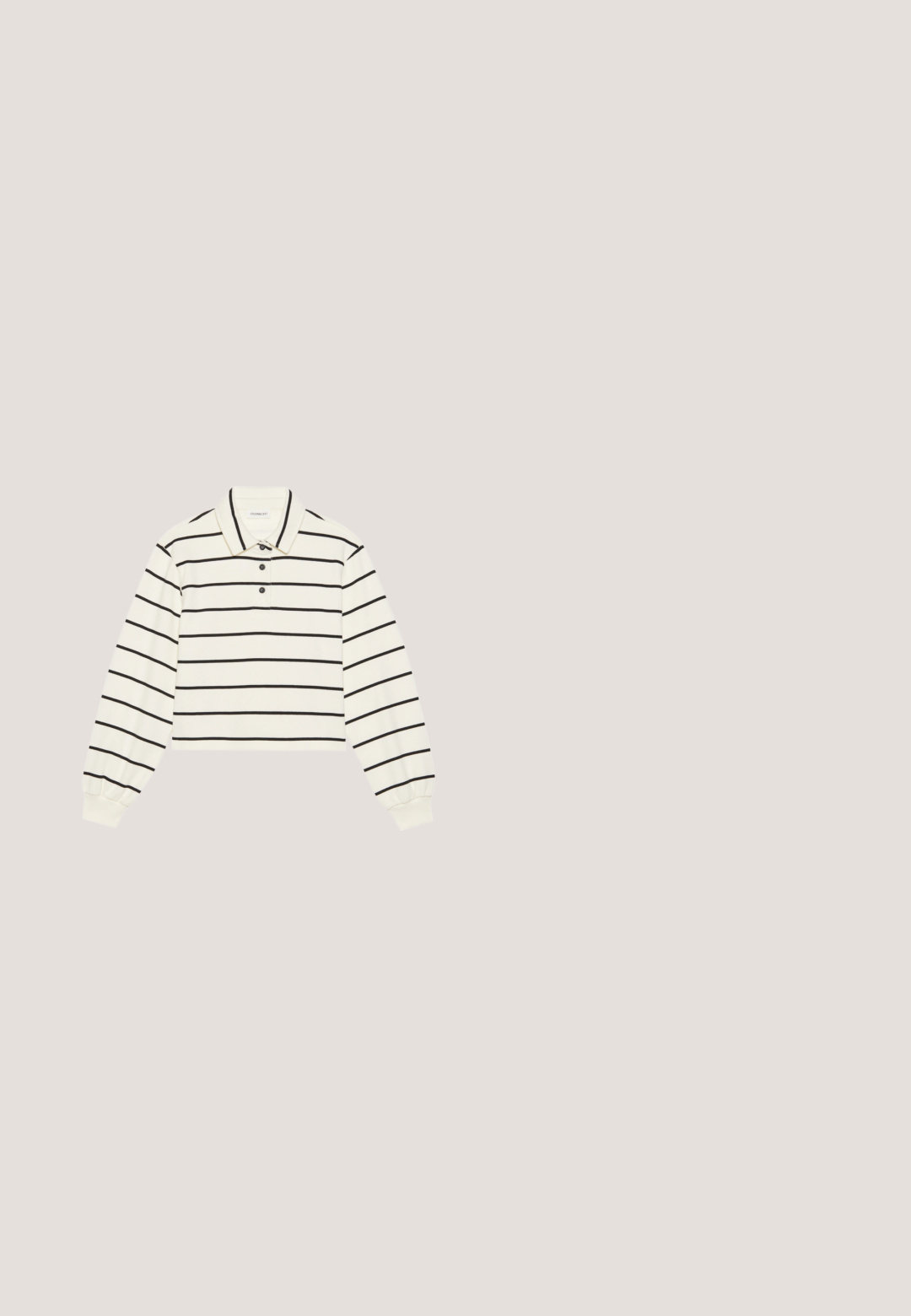 Even&Odd Sweatshirt - offwhite; Mørk denim cropped jakke med knapfront, lange ærmer, to brystlommer og kontrastsyning detaljer. Klassisk krave-design.; Lyseblå vide jeans lavet af denim, med høj talje, bleget vask og sidelommer med synlige stikninger.; Hvide Nike Air Force 1 sneakers med marineblå detaljer, perforeret tå, flade snørebånd og gummisål, parret med ribbede hvide sokker.; Klare runde stelbriller med gennemsigtige plastlinser og sølvfarvede metalarme. Minimalistisk design med subtile detaljer ved hængslet.; Vridede sølvøreringe med en glat, reflekterende overflade og en sikker lås. Designet fremhæver et spiralformet mønster for ekstra detalje.