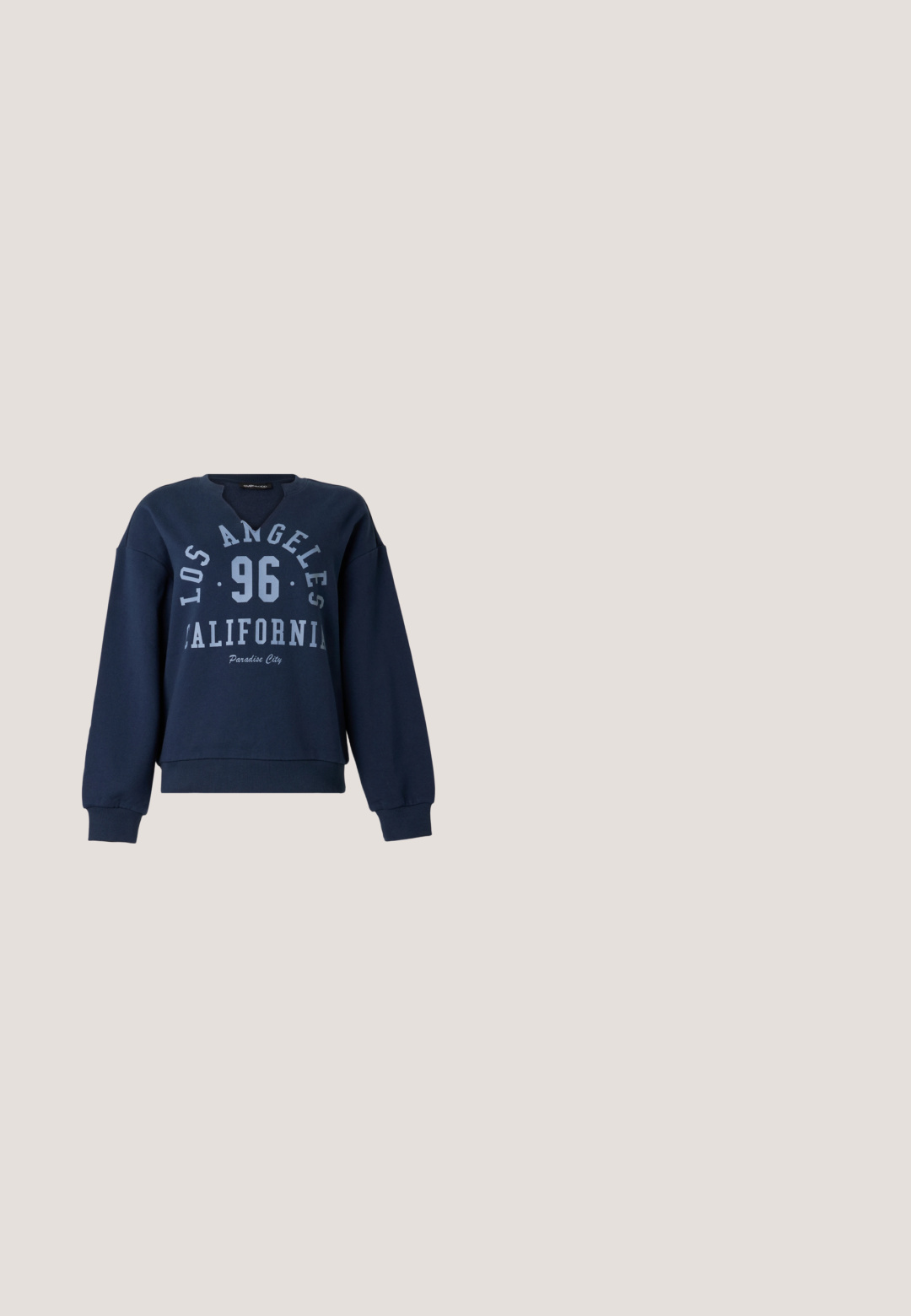 Marineblauwe sweatshirt met een inkeping bij de hals, geribbelde manchetten en de tekst "Los Angeles 96 California Paradise City" in lichtblauwe print.; Donkerblauwe top met een hoge hals en driekwartmouwen. Beschikt over zijplooidetails en een gladde, rekbare stoftextuur.; Lichtblauwe denim flared jeans met een vervaagde wassing, vijf zakken, gestikte details en een rits met knopsluiting.; Witte sneaker met een glad leren bovenwerk, suède accenten, mesh details en een gerubberde, getextureerde zool. Voorzien van platte veters en branding aan de zijkant.; Tommy Hilfiger CROSSOVER  - Handtas - black; Zilveren oorringen in de vorm van een boog met een gepolijste afwerking. Kenmerken zijn onder andere een textuur op het oppervlak en een gebogen ontwerp, met een bevestiging achterop.