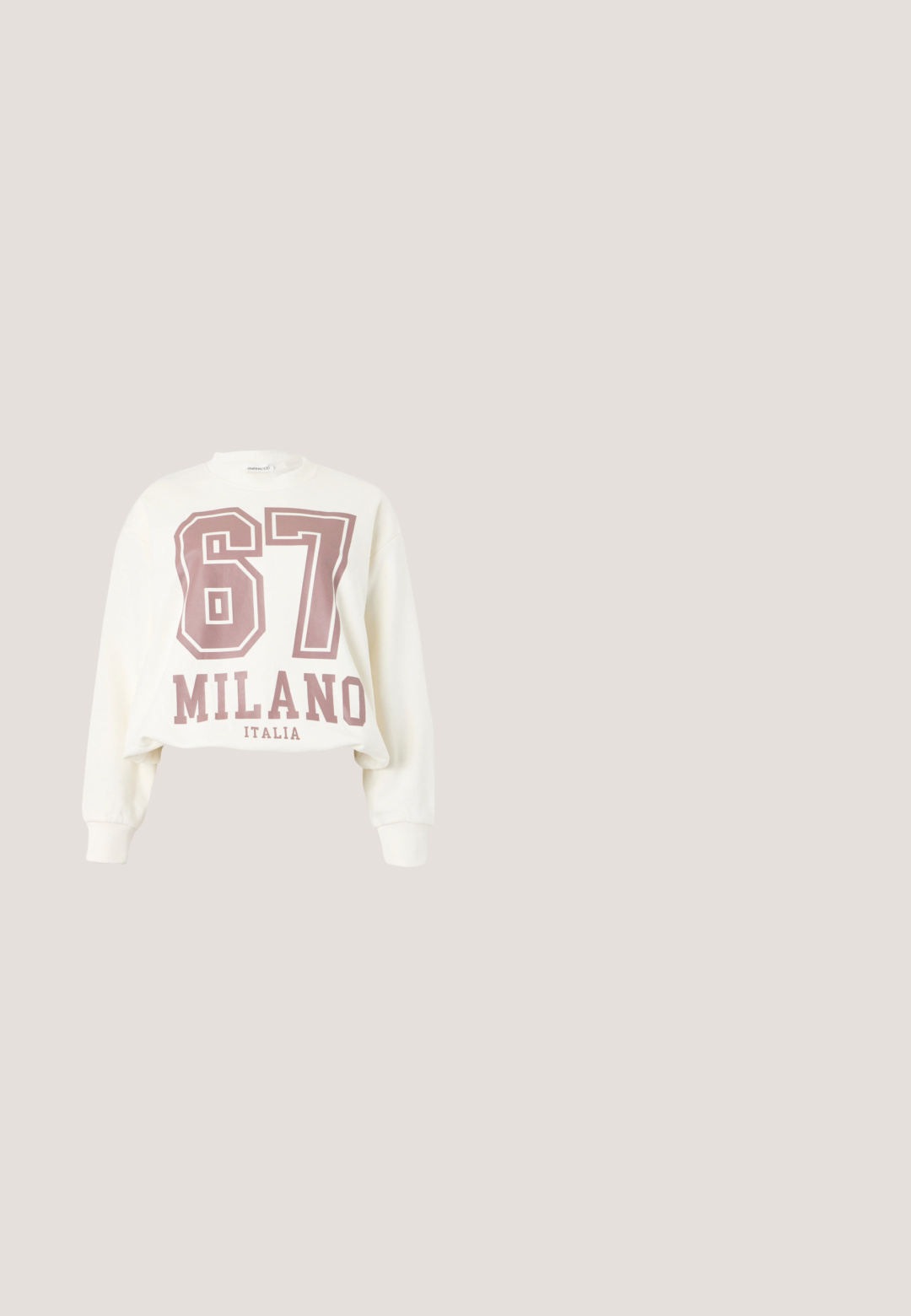 Hvid langærmet sweatshirt med stort mauvefarvet "67" trykt foran, under "MILANO" og "ITALIA" i fede store bogstaver.; Hvid kortærmet bomulds t-shirt med et tekstureret "Guess" logo i kursiv skrift på forsiden, rund halsudskæring og standard pasform.; Hvid broderet nederdel med knaplukning, der har blomstermønstre og to store lommer foran, lavet af letvægtsstof.; Hvide vandtætte vinterstøvler med en polstret overdel, tekstureret design, justerbare snørebånd og en robust gummisål for godt fæste.; Hvid lædertaske med en buet form, der har et sølvtrapezlogo og lynlåslukning. Glat tekstur og dobbelthåndtag.; Sølvfarvede metaloorringe med glat, let buet overflade og låsemekanisme på en ensfarvet hvid baggrund.