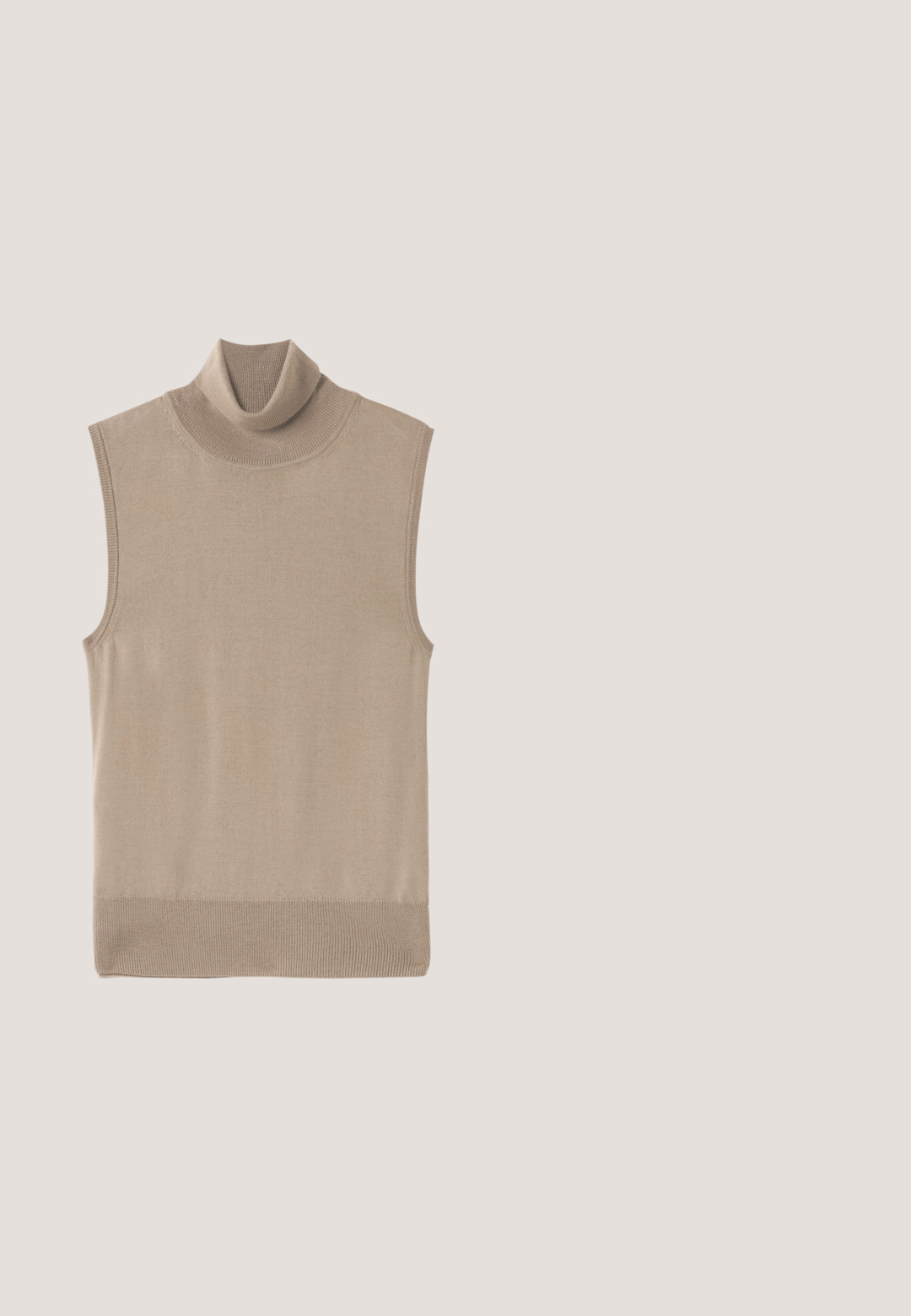 Pull à col roulé sans manches en tricot beige avec col côtelé, emmanchures et ourlet, posé à plat sur un fond blanc.; Blouse beige portefeuille en coton avec manches longues bouffantes, décolleté en V profond et ceinture à nouer à la taille. Texture lisse, design minimaliste.; Shorts beige tailleur longueur genou avec plis à l'avant, poches latérales, passants pour ceinture et une fermeture à bouton unique foncé à la taille.; Escarpin slingback blanc à bout pointu, talon aiguille bas et élément décoratif doré sur la bride avant.; Pochette beige zippée avec un motif en croisillons, en matériau synthétique texturé, forme arrondie et tirette de fermeture éclair sombre contrastante.; Bracelet en or avec des pierres précieuses ovales et rectangulaires jaune et brun clair alternées, sécurisé par un fermoir mousqueton.