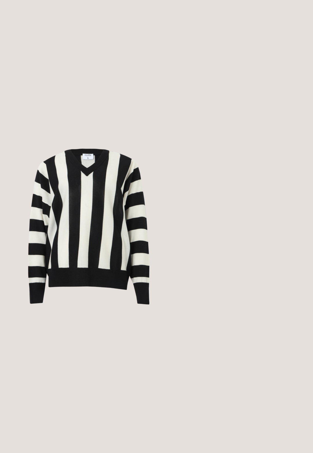 Pull à col en V rayé noir et blanc avec des rayures verticales sur le corps et des rayures horizontales sur les manches, poignets et ourlet côtelés.; Robe-chemise à manches longues imprimé zèbre abstrait en noir et blanc, avec col, fermeture à boutons, poche poitrine et ceinture assortie en tissu avec boucle double anneau.; Bottes chelsea à plateforme épaisse avec une tige blanche, semelle en caoutchouc noire et panneaux élastiques latéraux contrastants noirs. Bord en faux fourrure au sommet.; Lunettes de soleil rectangulaires noires avec des montures épaisses et brillantes et des verres teintés foncés isolées sur fond blanc.; Sac fourre-tout rectangulaire avec rayures verticales grises et blanches, bordure noire, poignées en métal, bandoulière noire amovible et breloque pompon blanche.; Boucles d'oreilles en métal argenté avec un design tourbillonnant, présentant des surfaces lisses et une finition polie, maintenues par un fermoir en papillon.