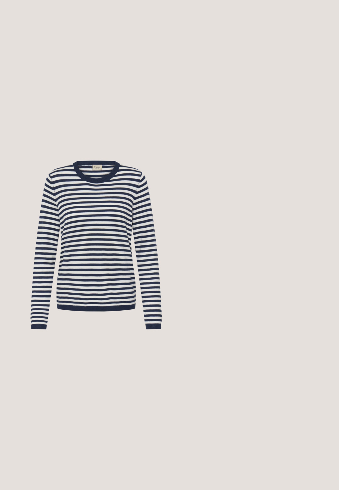 Marineblå og hvide stribede crewneck-trøje med lange ærmer, lavet af blødt stof, med ribbet halsudskæring og kant.; Mørkeblå denimjakke med krave, knaplukning foran, peplumkant og lodrette sømdetaljer på ærmer og krop.; Blå denimbukser med elastisk talje og snøre, der har et afslappet fit og brede ben, glat tekstur og syede sømme.; Lysebrun ruskind og mesh sneaker med snørebånd foran og gummisål, vist fra ydersiden på hvid baggrund.; Blød tanfarvet ruskind skuldertaske formet som en halvmåne med kort strop, små prægede bladmotiver og lynlås.; Guld ørestikkere i stjerneform med en skinnende finish, der har en glat tekstur og flade bagsider for sikker pasform.
